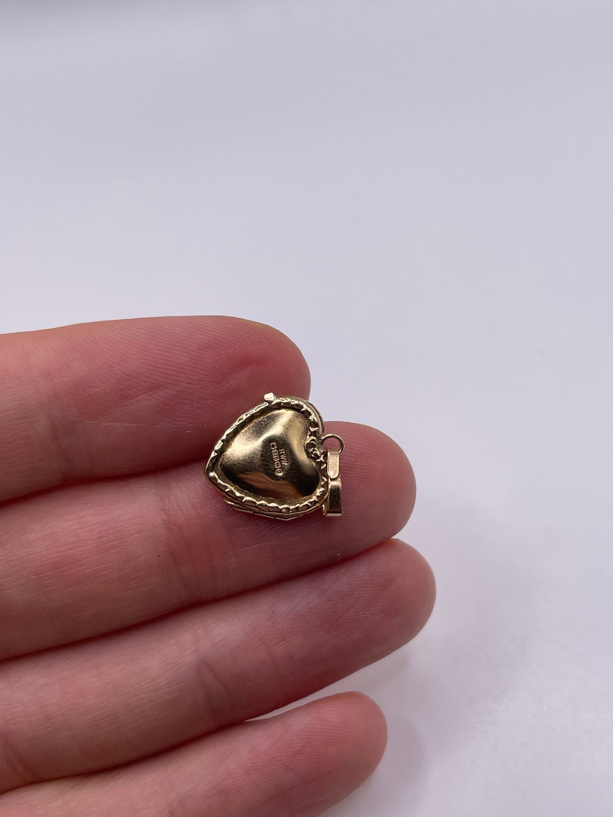9ct gold heart locket pendant