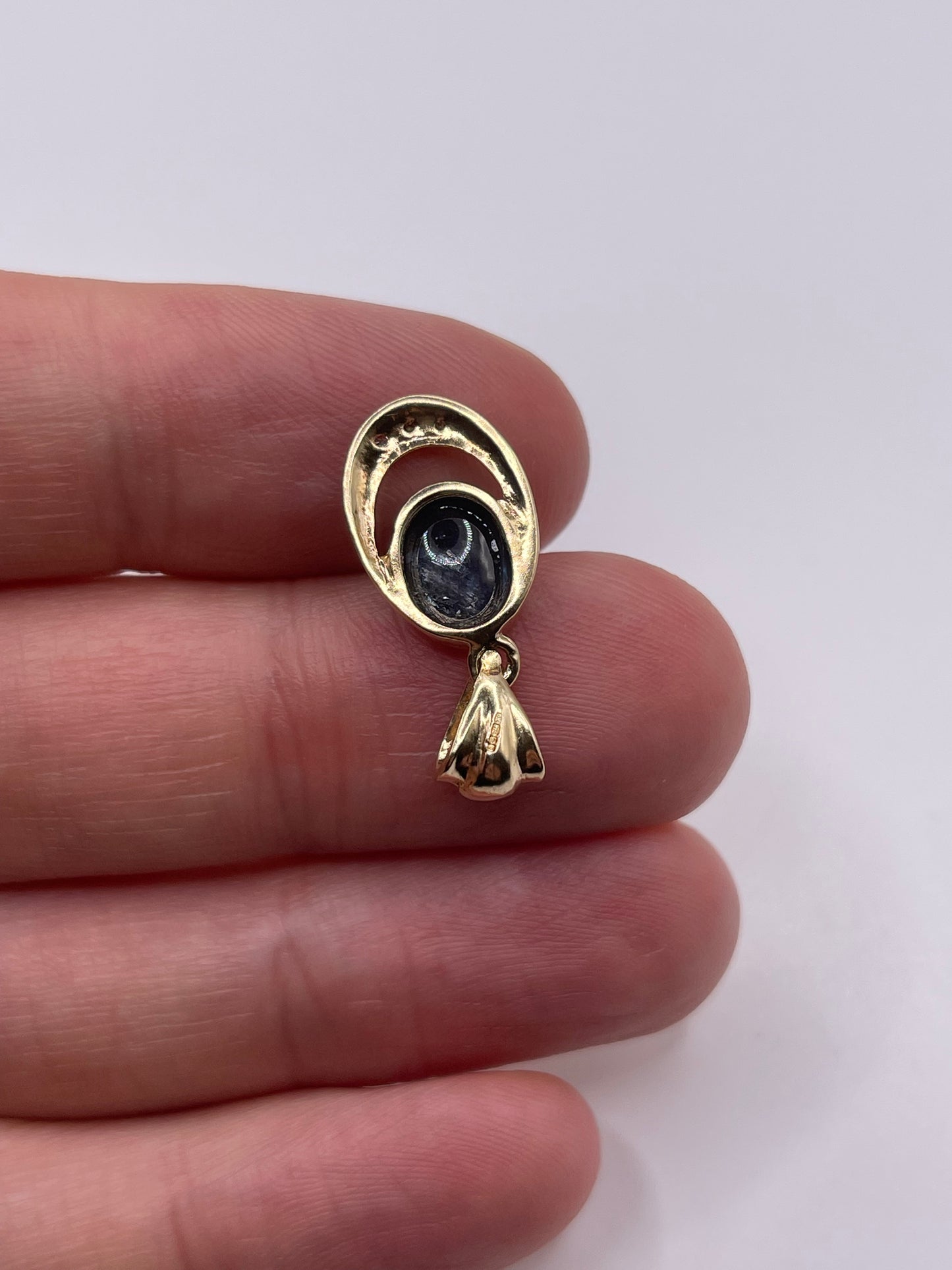 9ct gold cabochon sapphire and diamond pendant