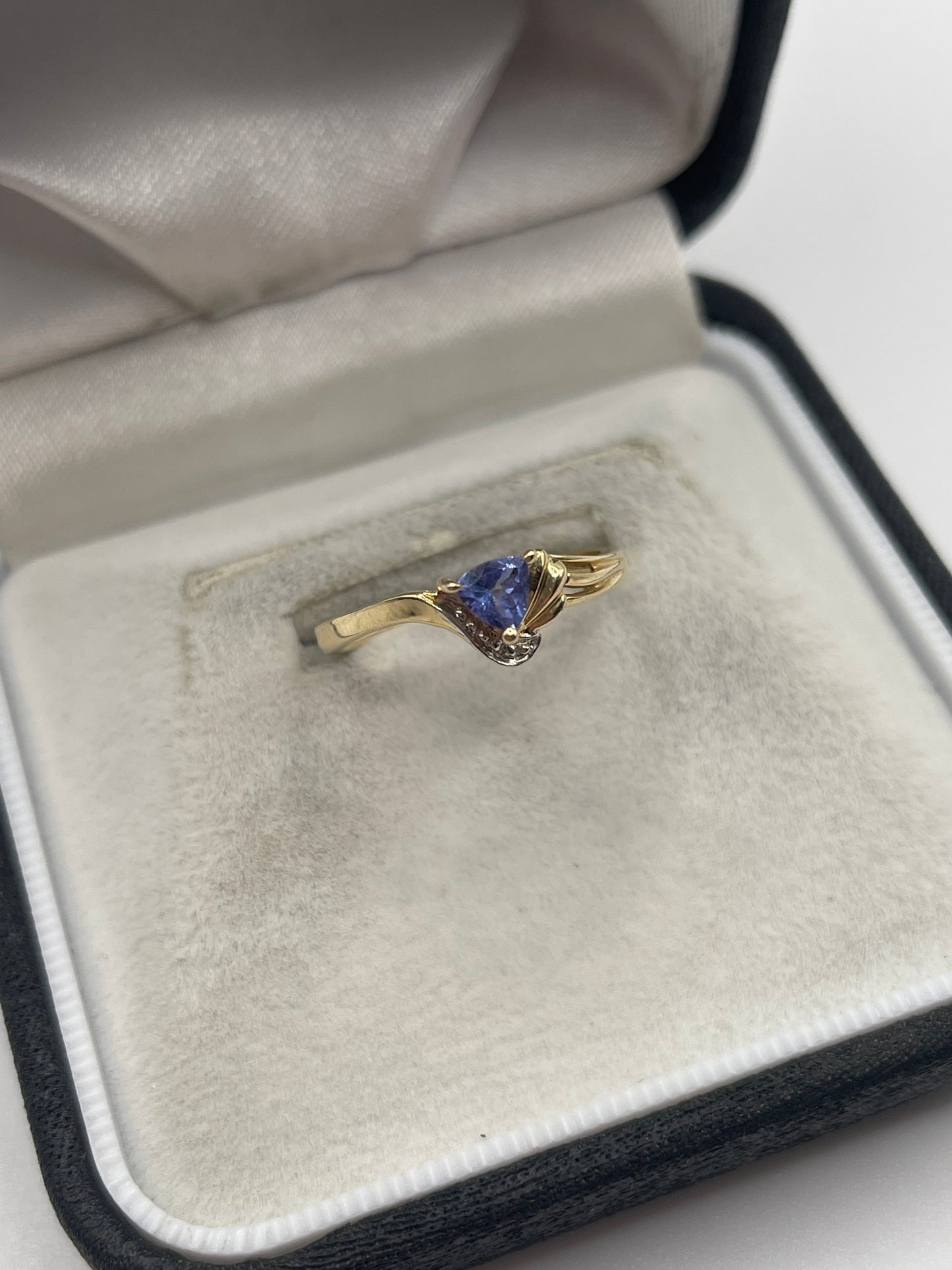 14ct gold tanzanite and diamond ring