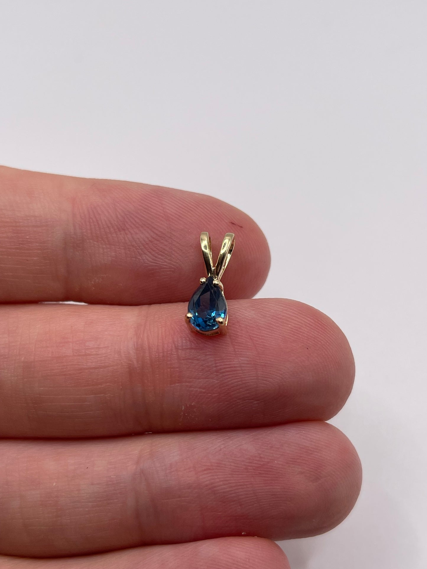 9ct gold topaz pendant