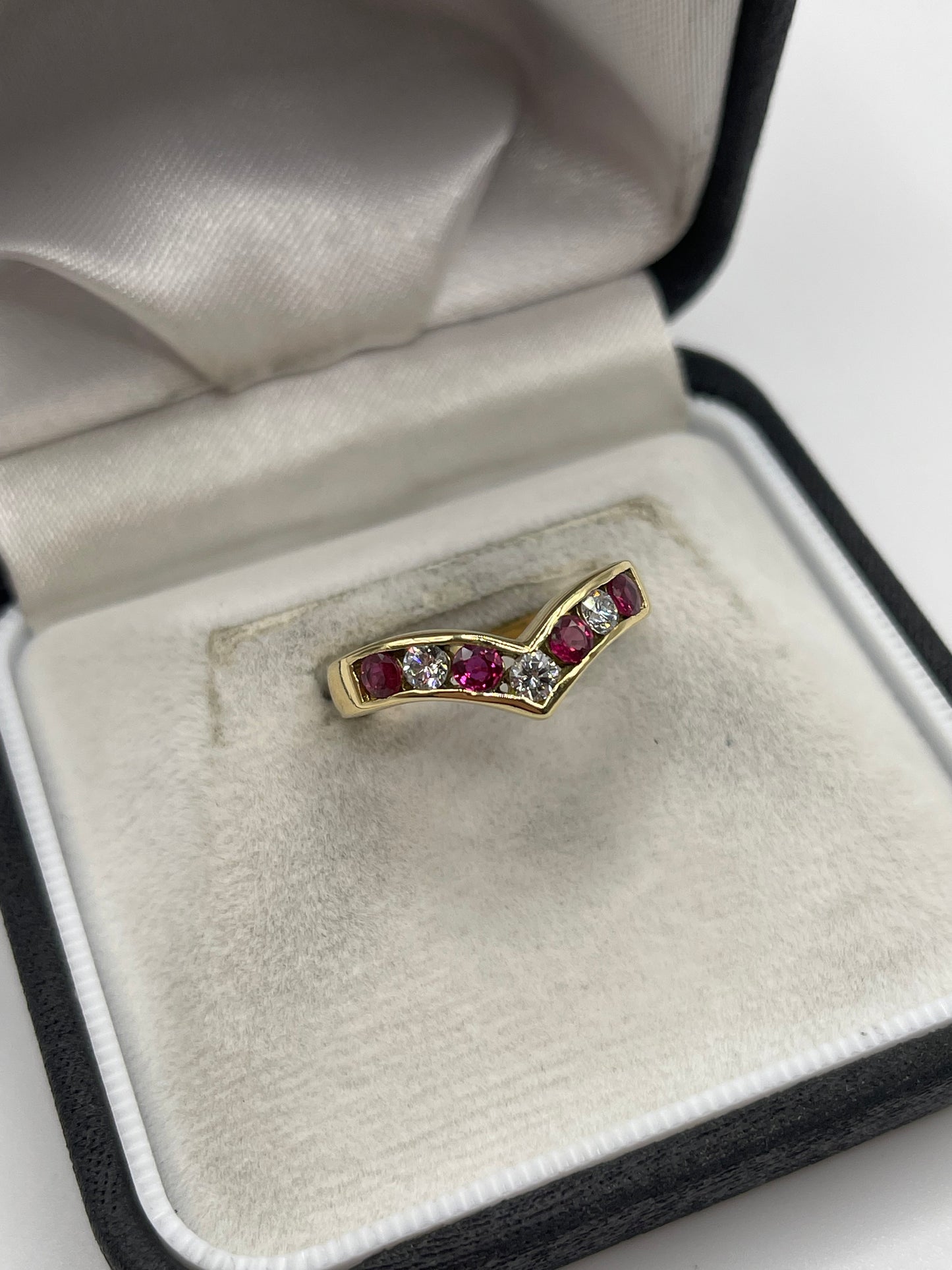 18ct gold ruby and diamond ring