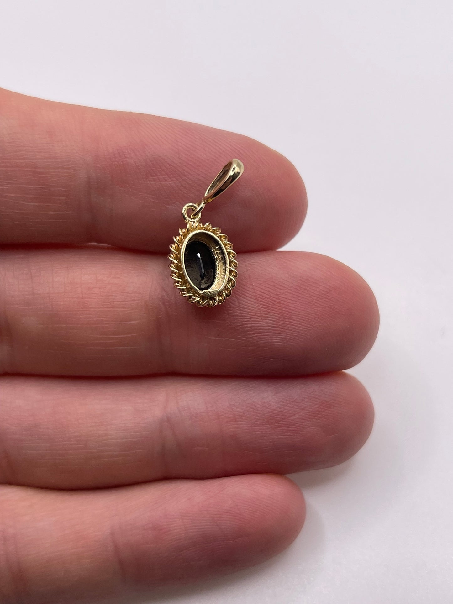 9ct gold sapphire pendant