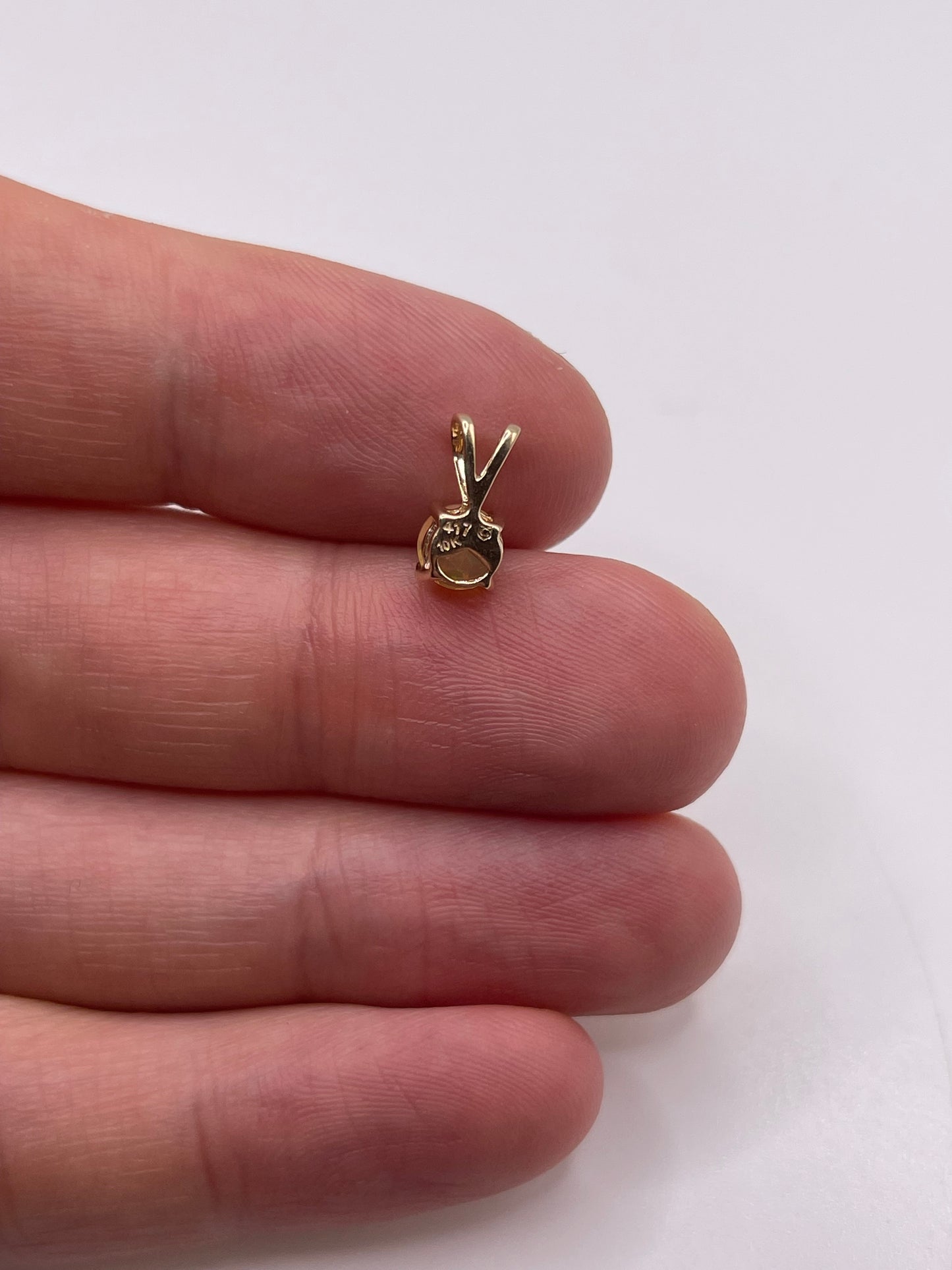 9ct gold opal pendant