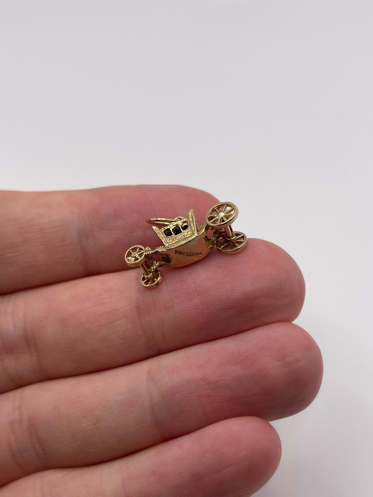 9ct gold carriage charm