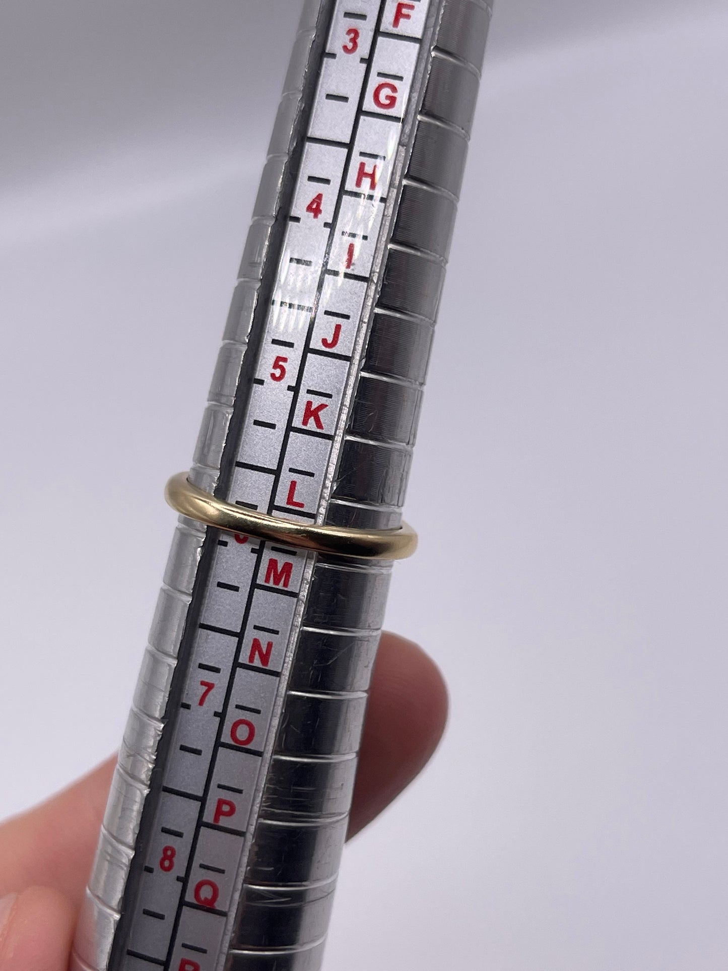 9ct gold quartz ring