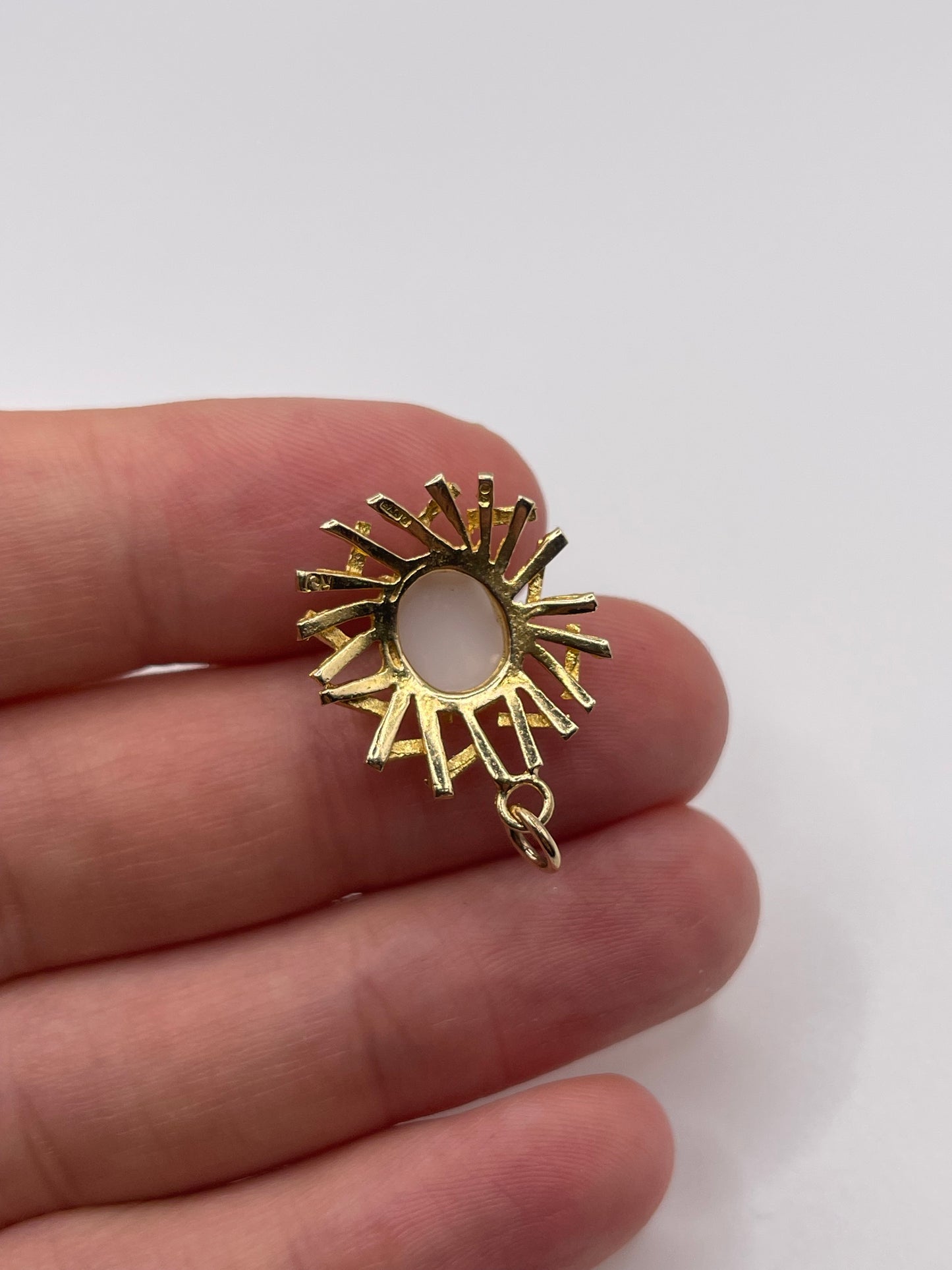 9ct gold opal pendant