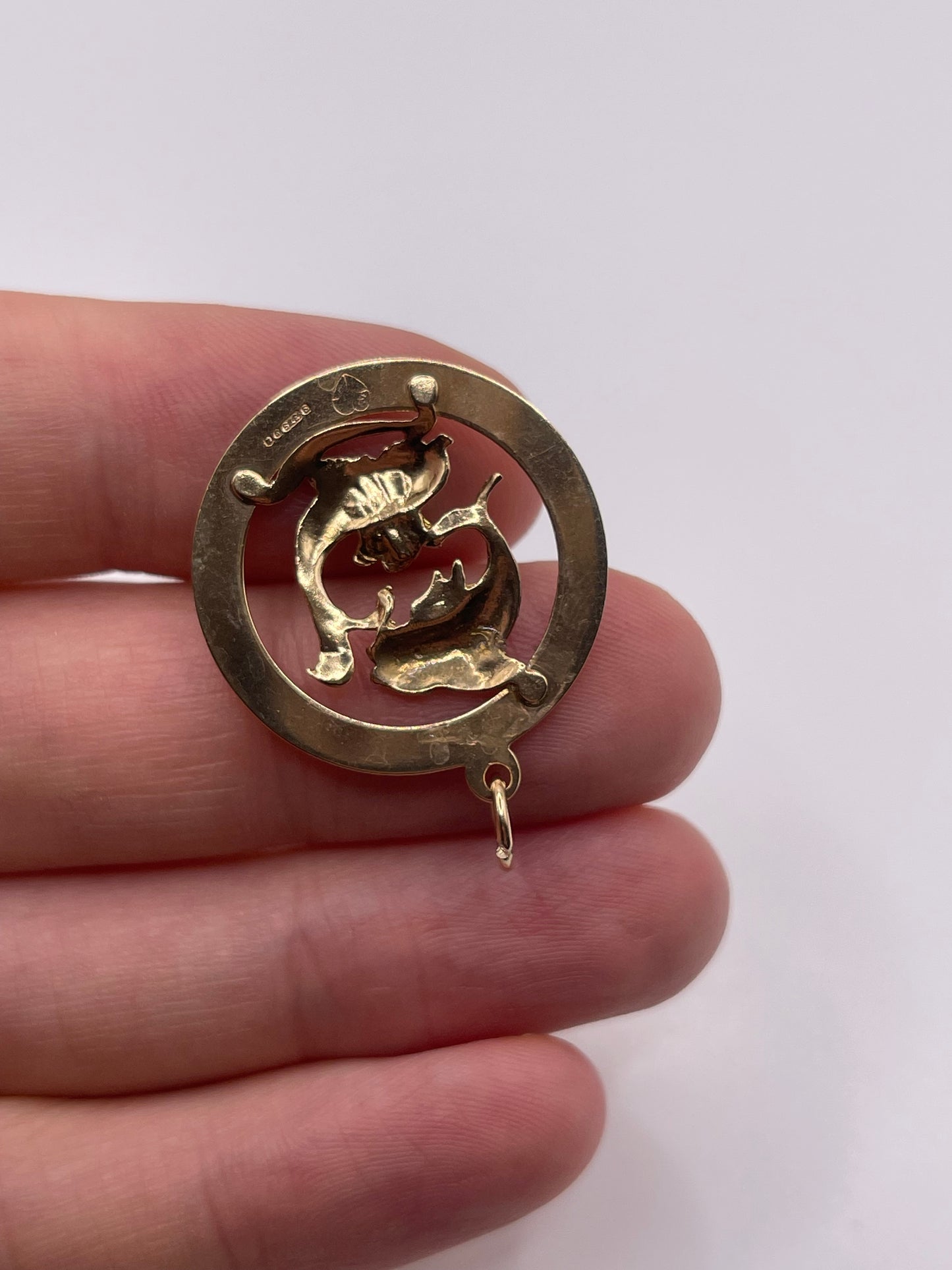 9ct gold Pisces pendant