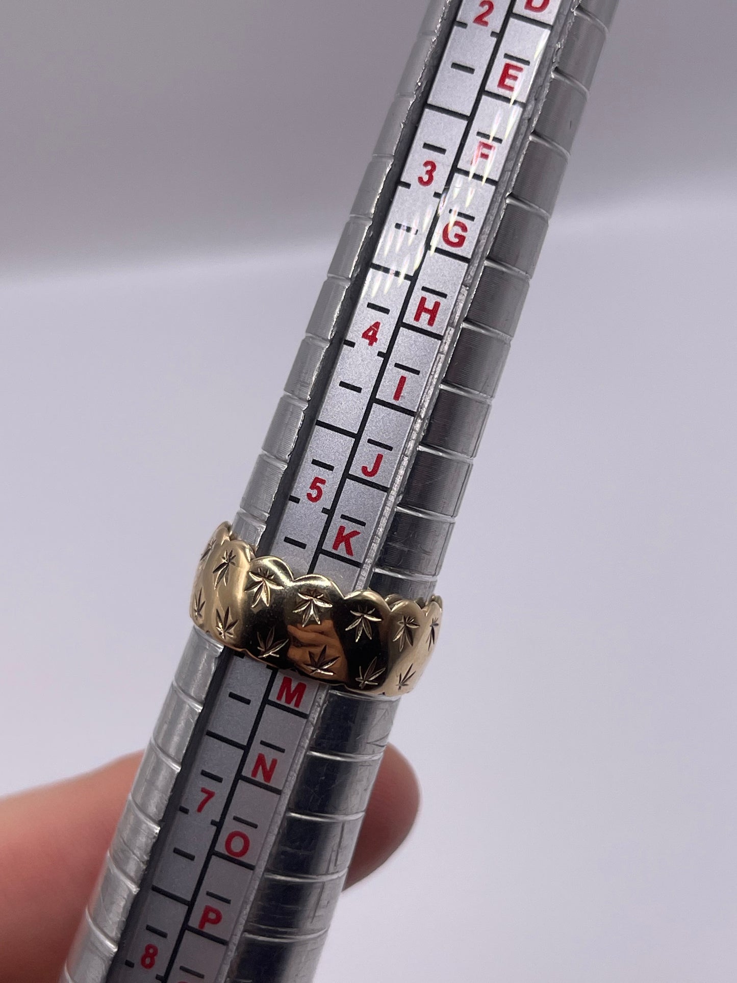 9ct gold patterned band