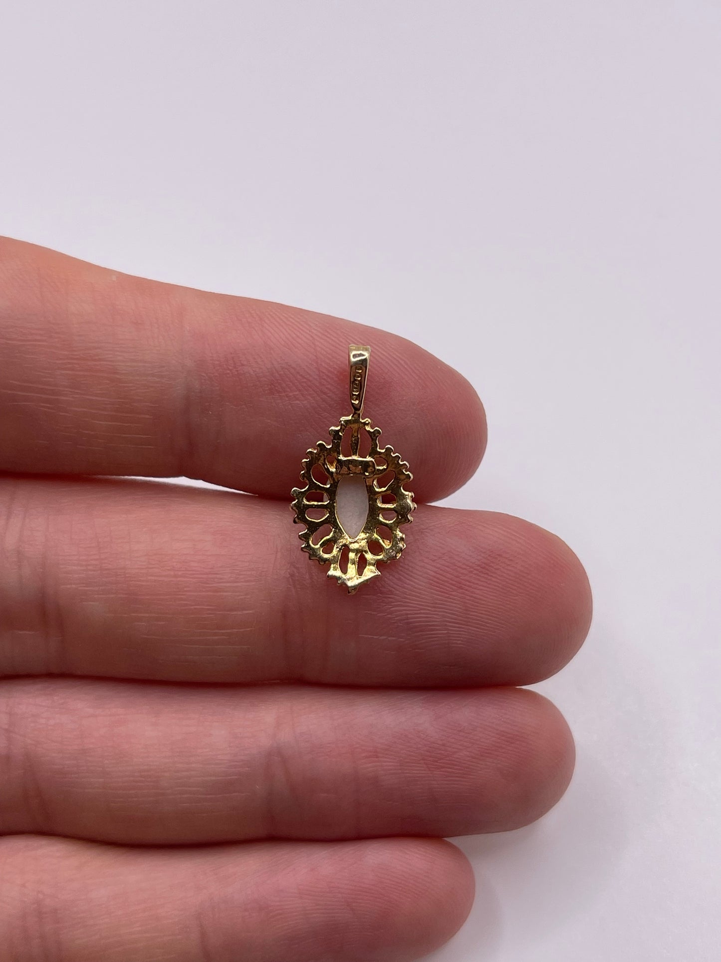 9ct gold opal pendant