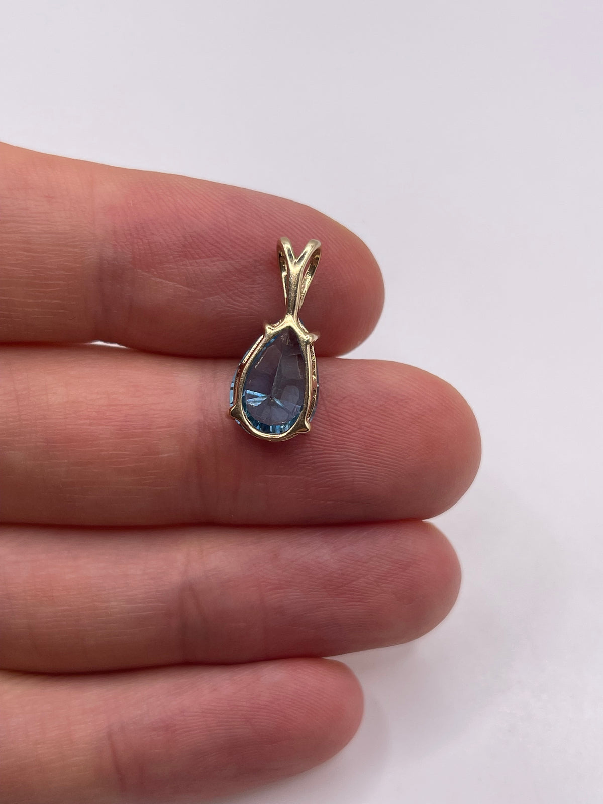 9ct gold topaz pendant