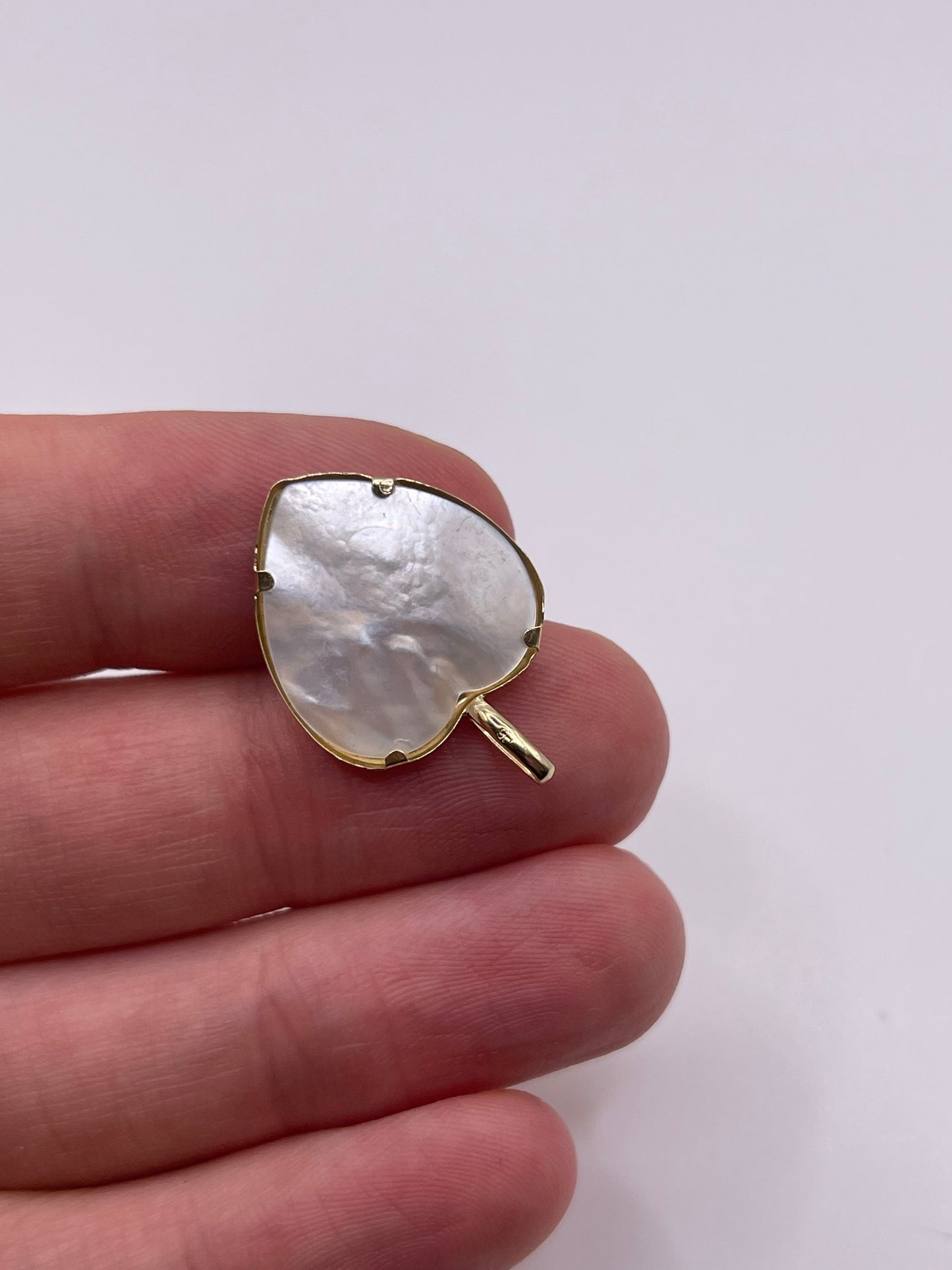 9ct gold mother of pearl heart pendant