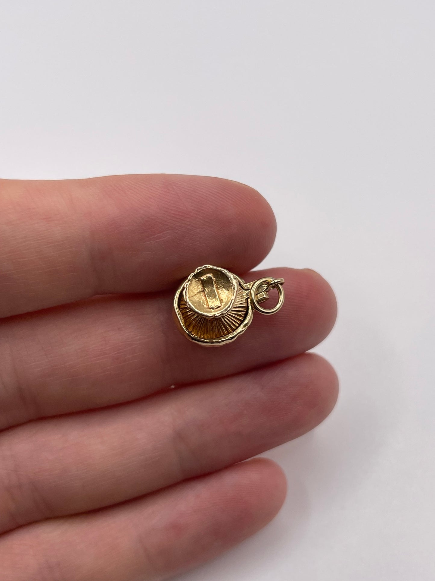 9ct gold toadstool / mushroom charm