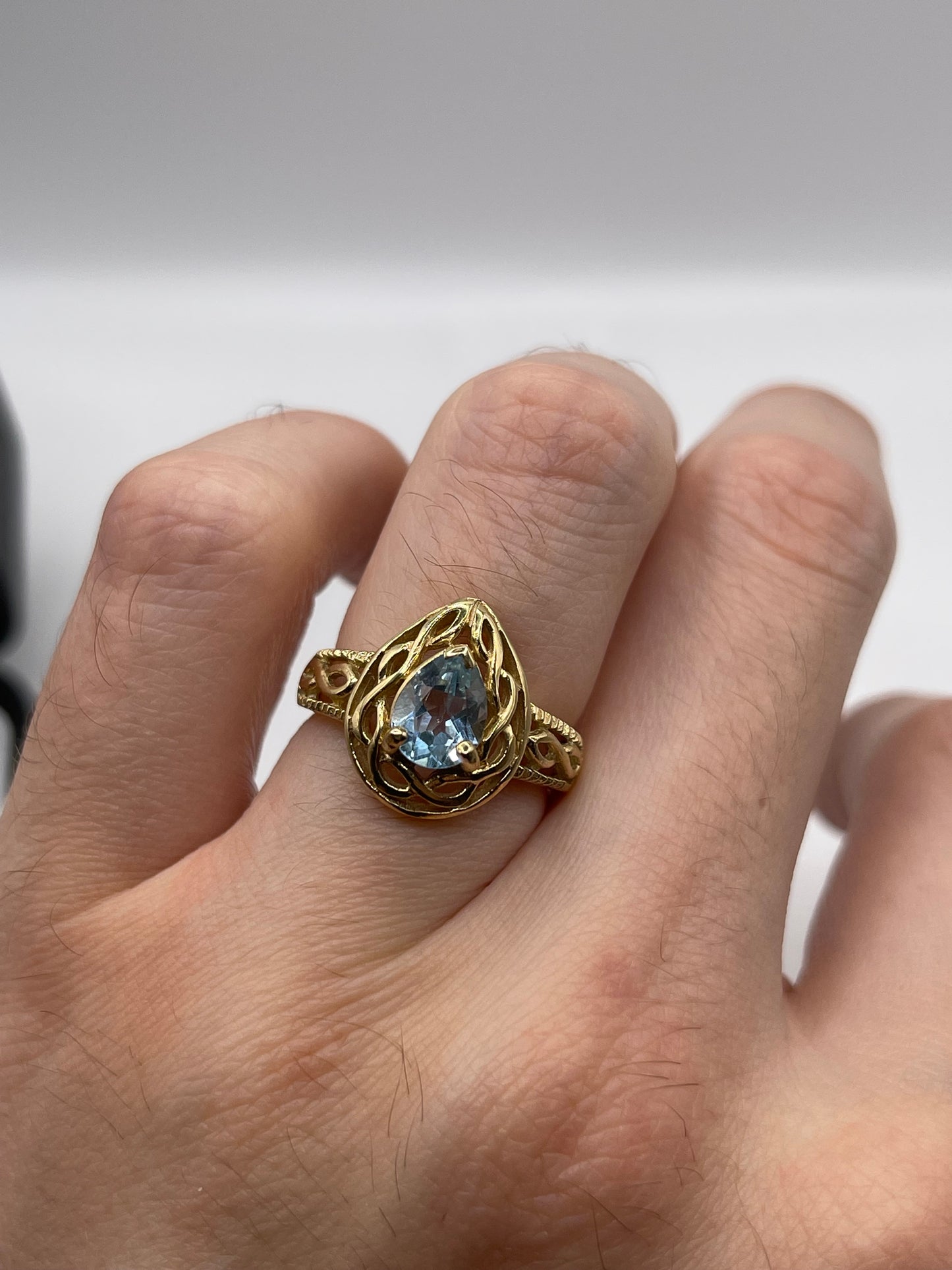 9ct gold topaz ring