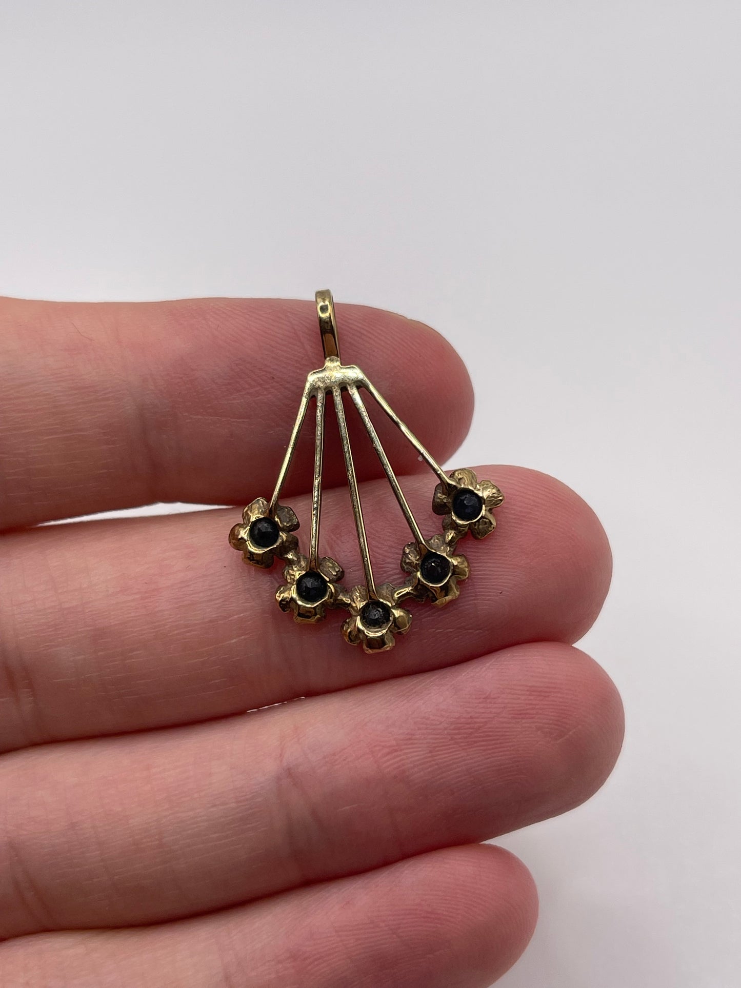 9ct gold sapphire pendant