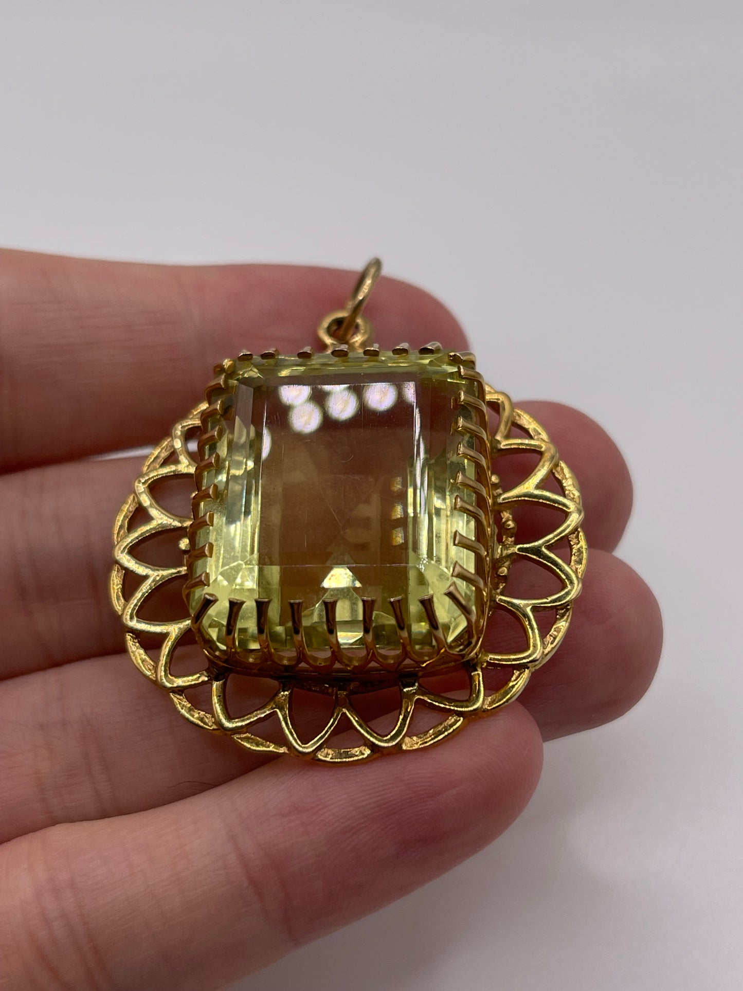 9ct gold lemon quartz pendant