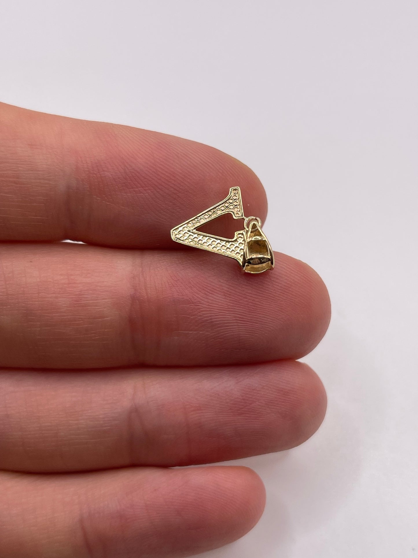 9ct gold initial V pendant