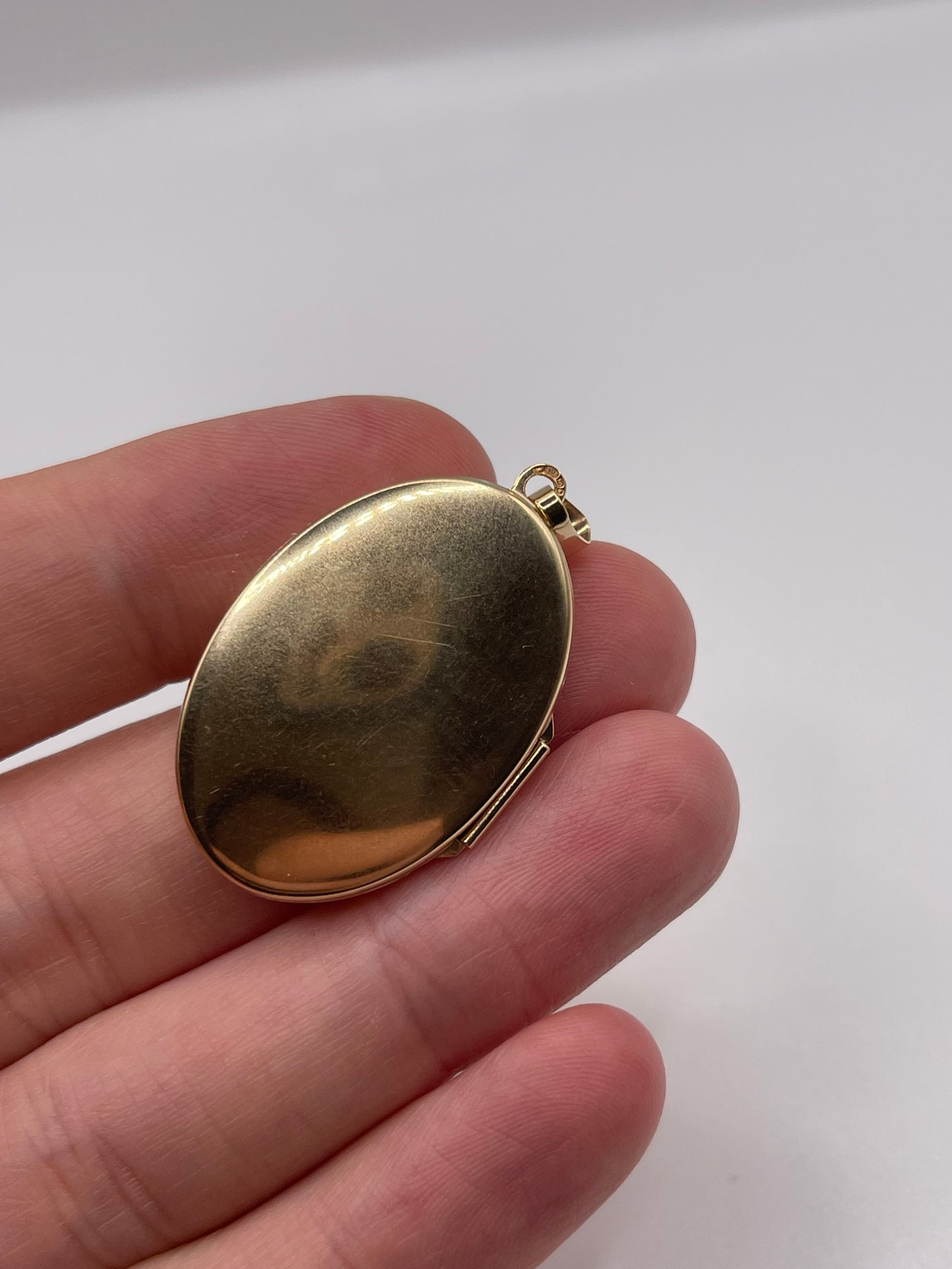 9ct gold diamond locket pendant