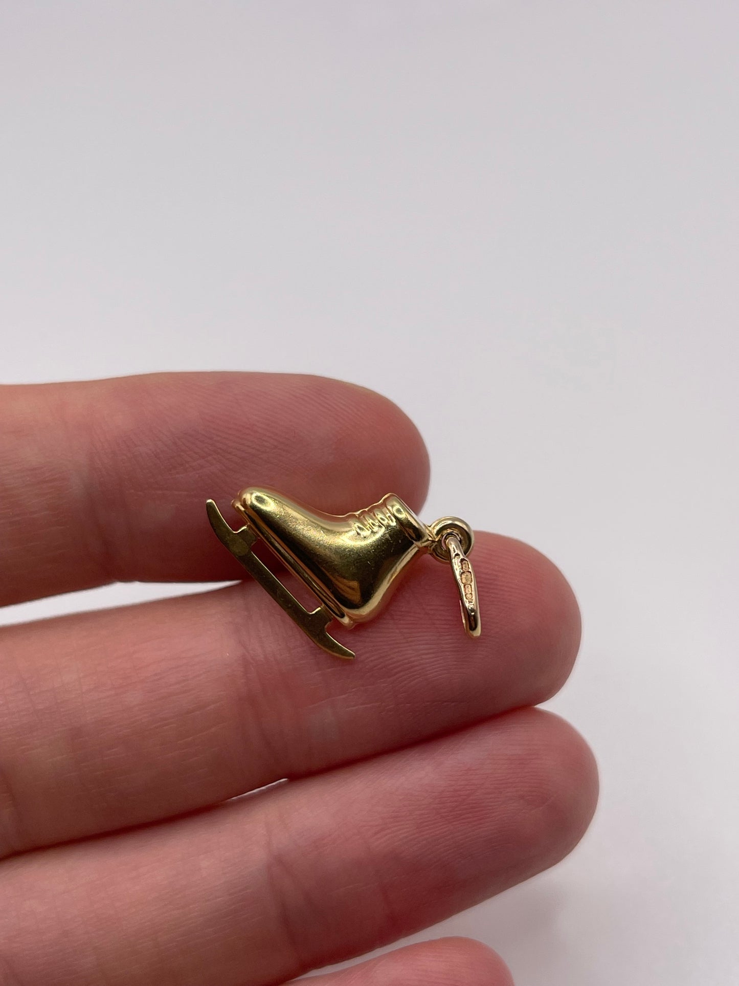 9ct gold ice skate charm