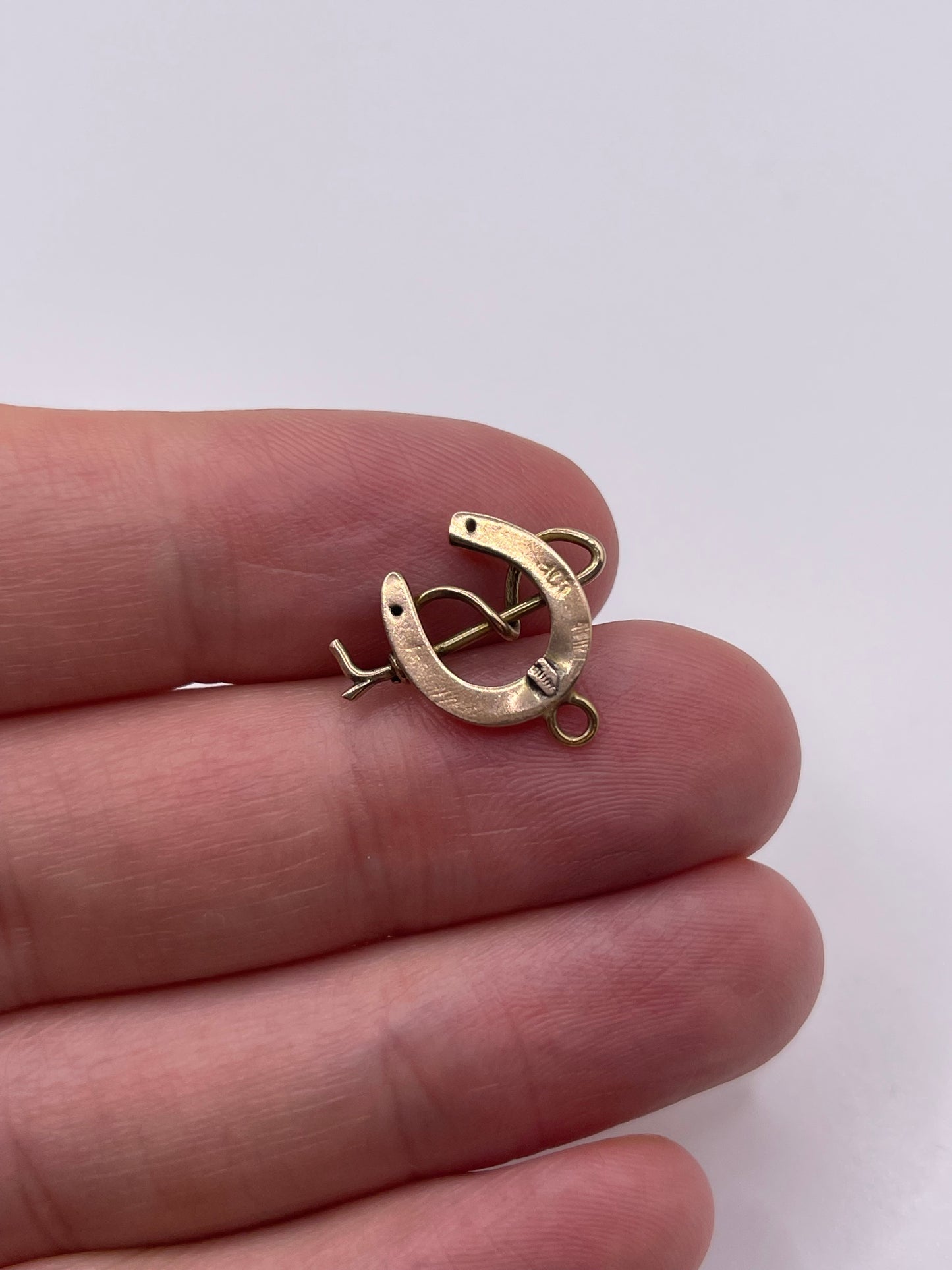 9ct gold horseshoe pendant