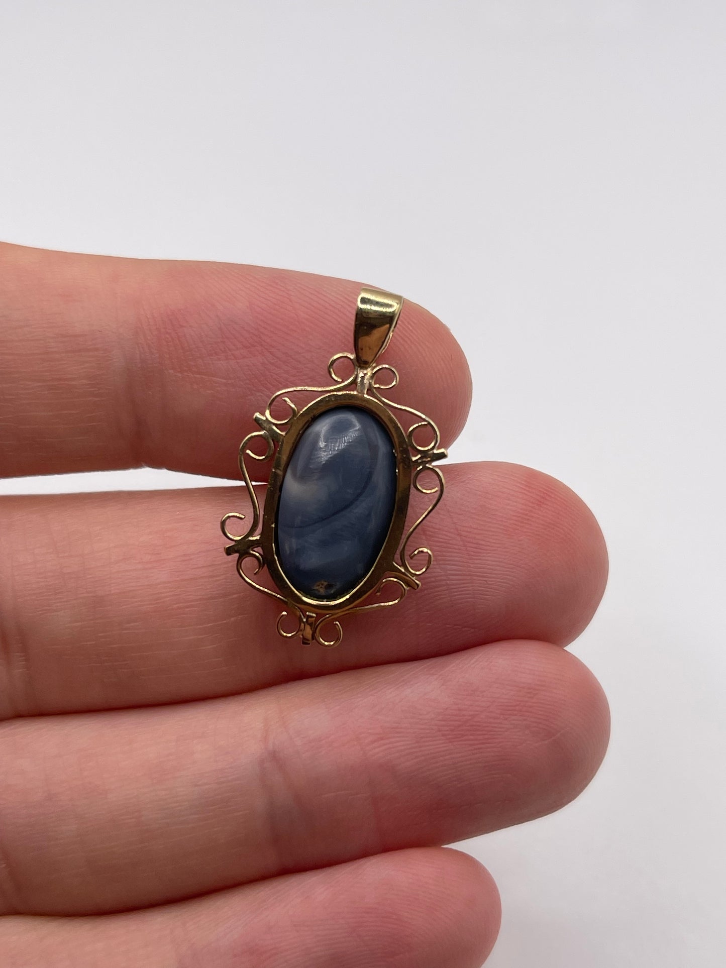9ct gold boulder opal pendant