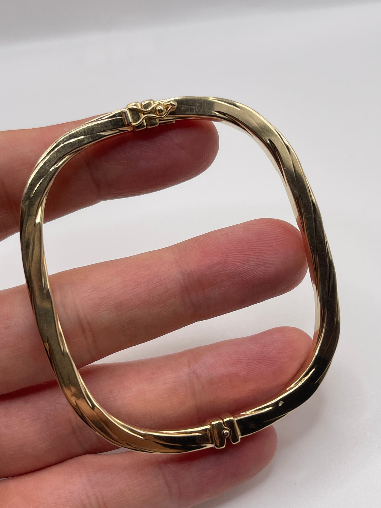 9ct gold bangle