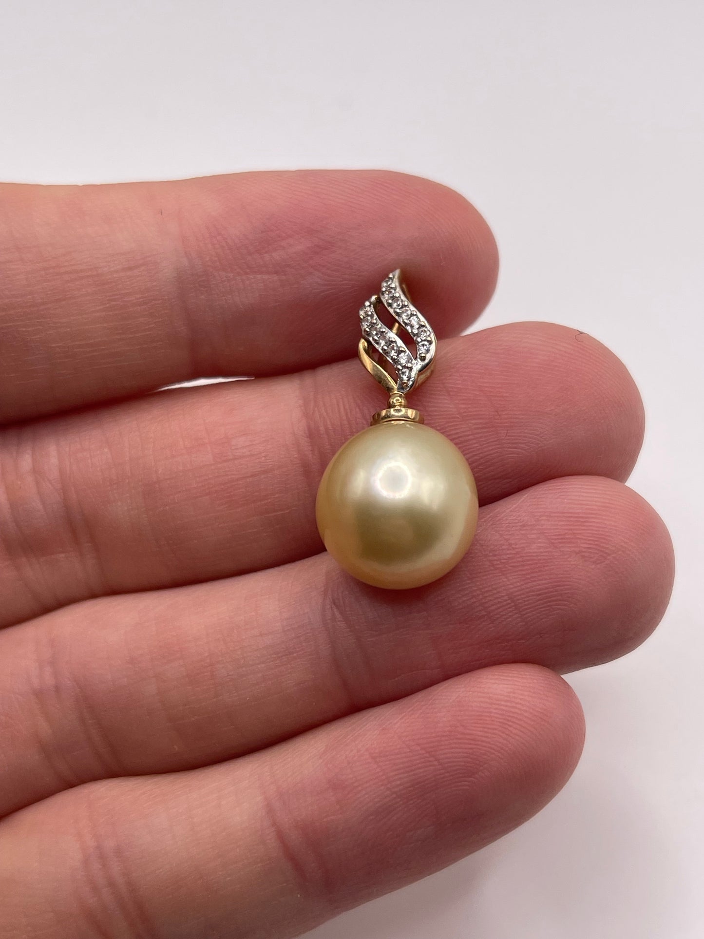 9ct gold pearl and zircon pendant