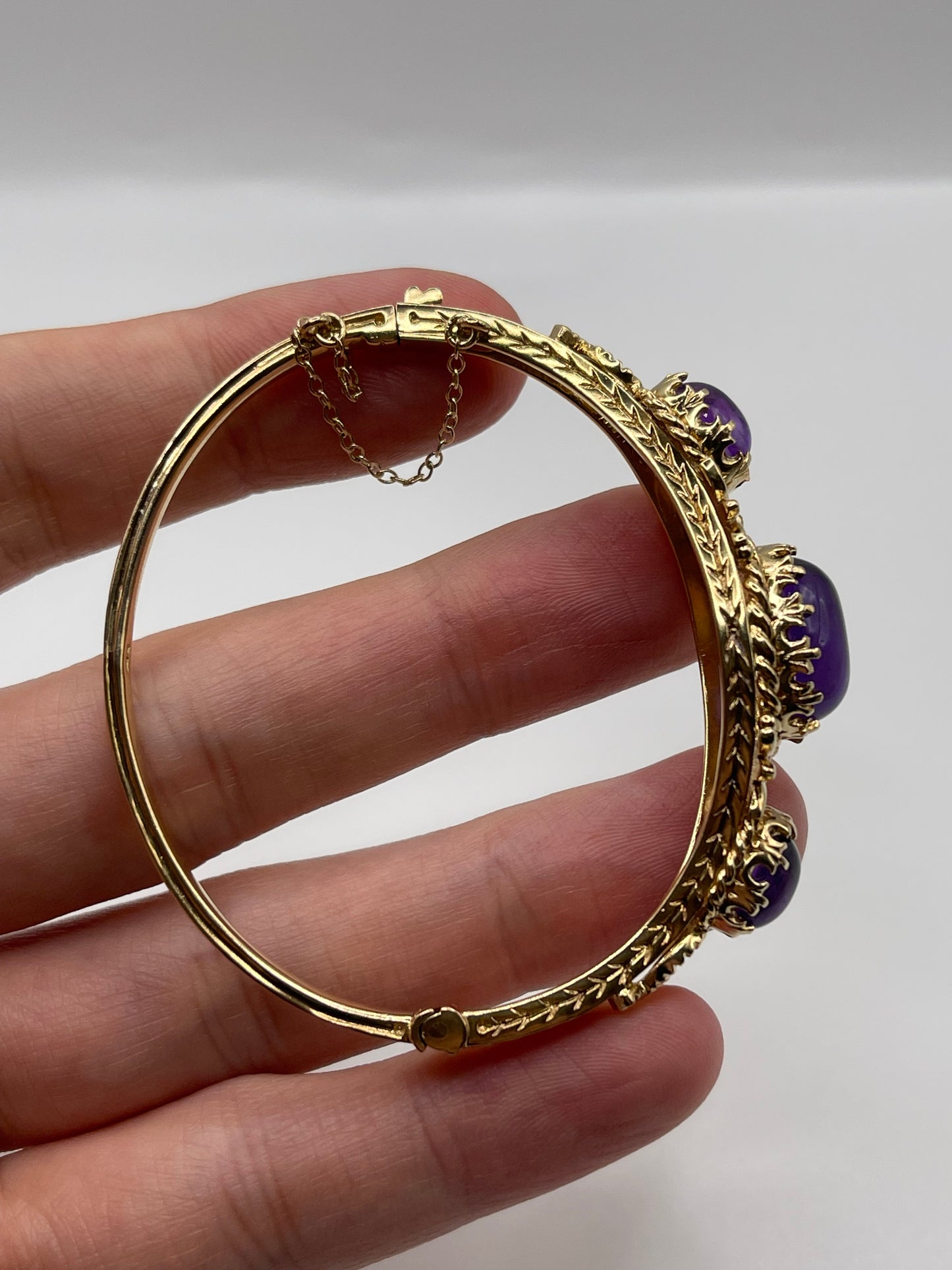 Heavy 9ct gold cabochon amethyst bangle