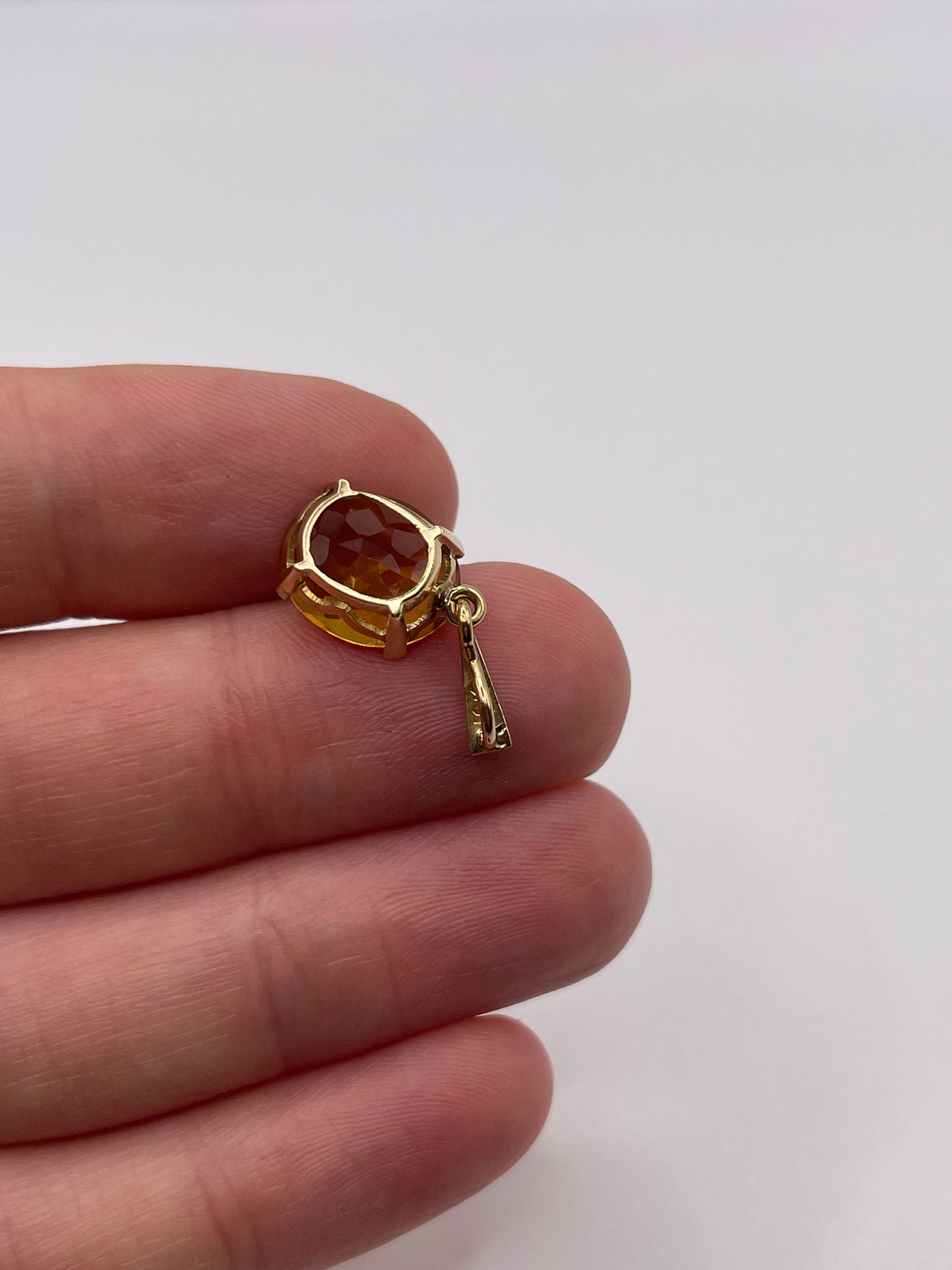 18ct gold citrine pendant