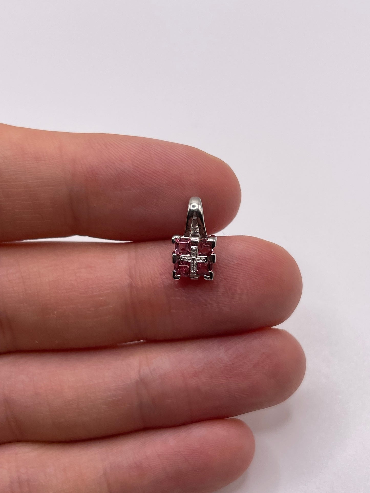 9ct white gold tourmaline pendant