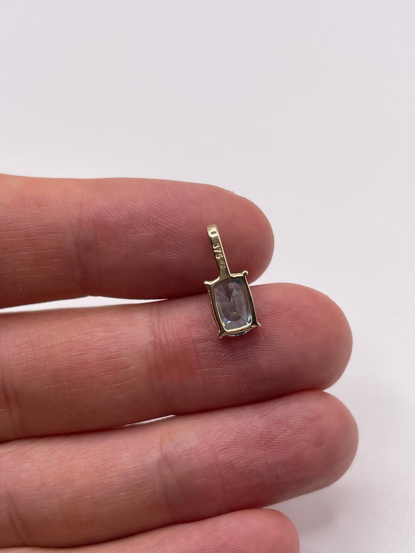 9ct gold blue zircon pendant