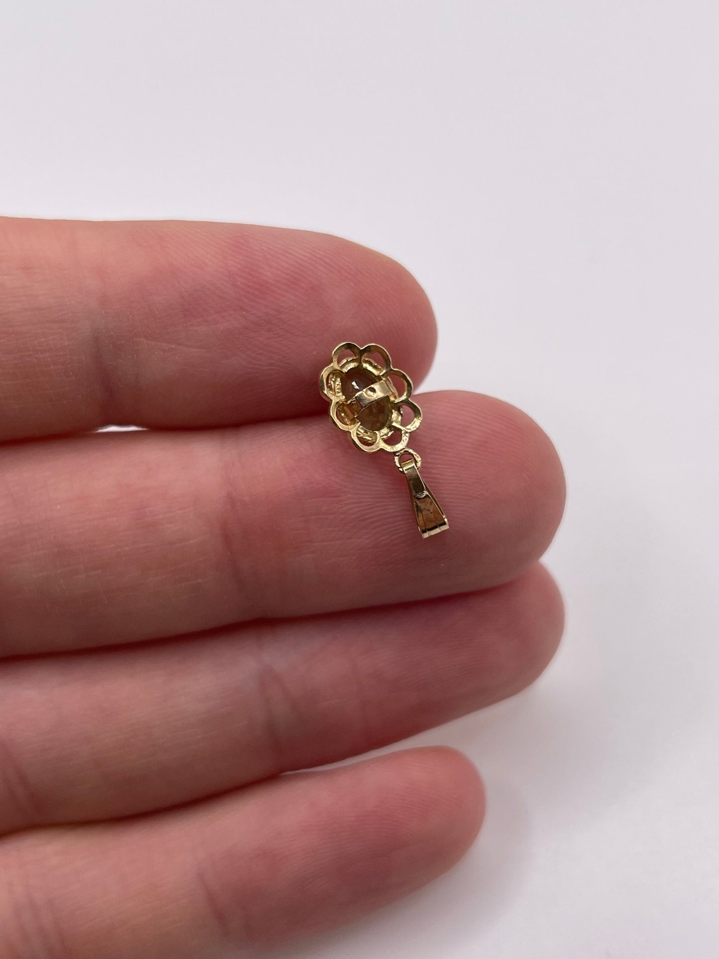 9ct gold quartz pendant