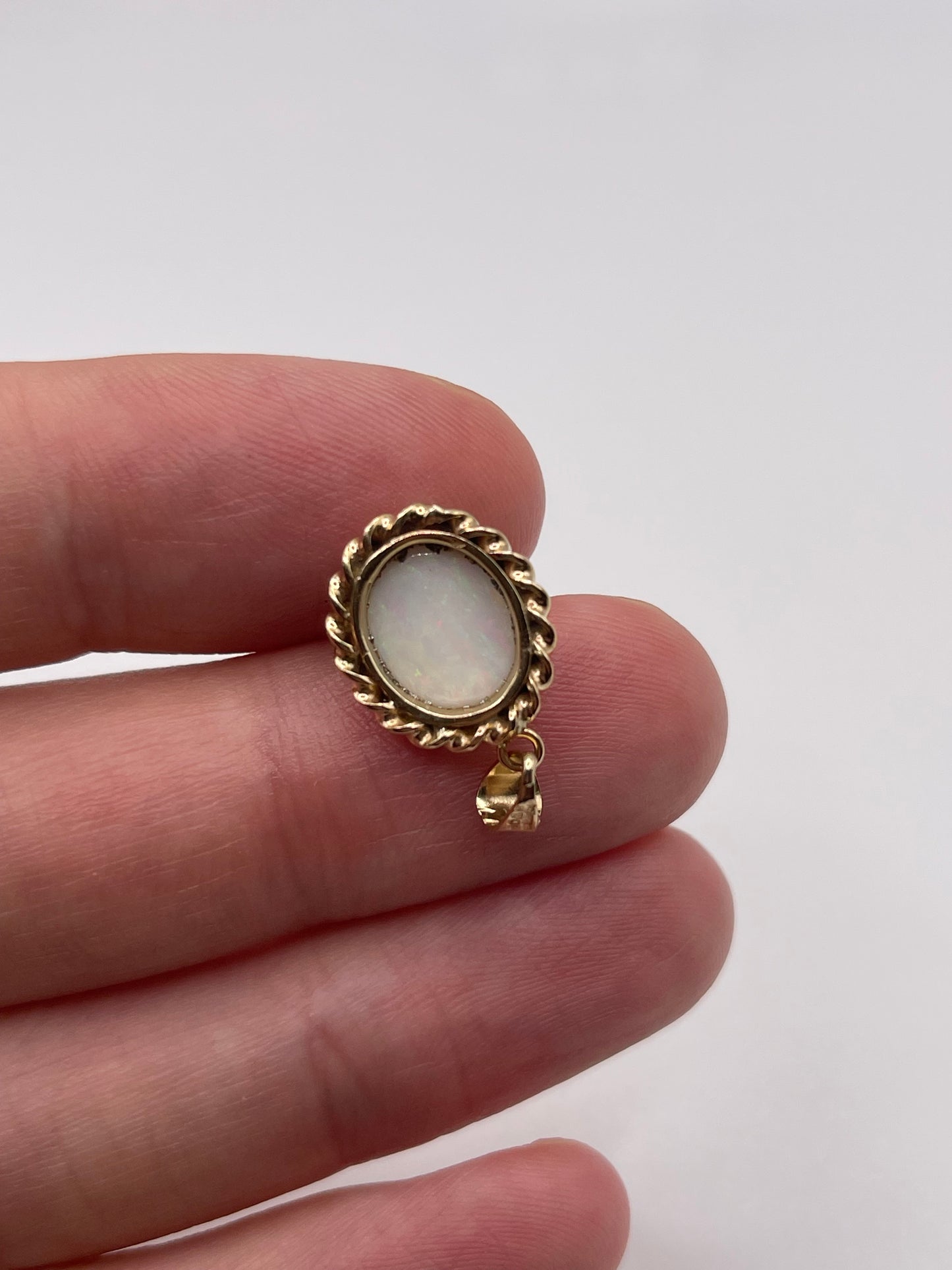 9ct gold opal pendant