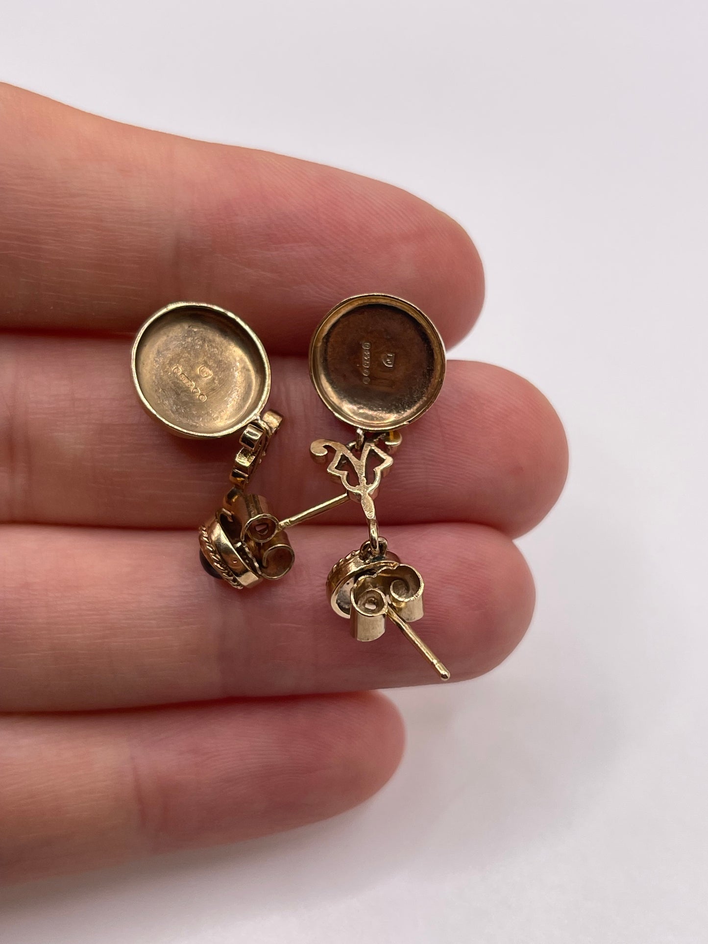 9ct gold cabochon garnet earrings