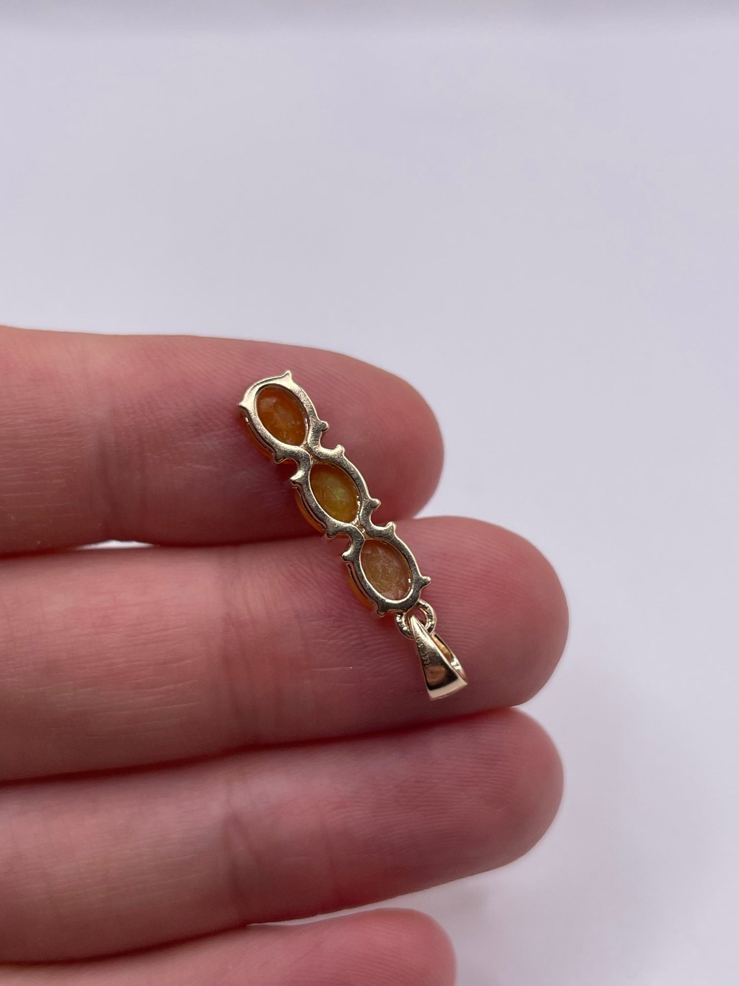 9ct gold opal pendant