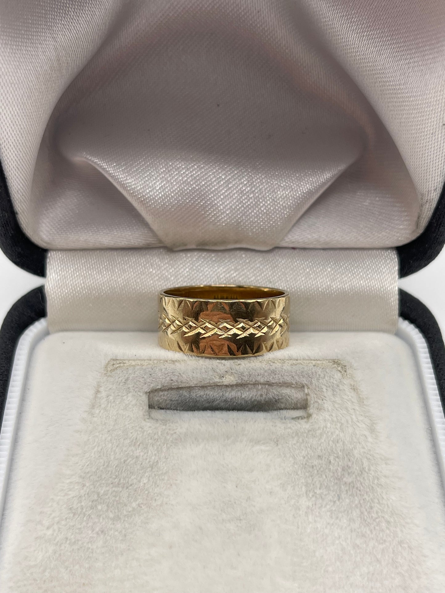 9ct gold engraved band