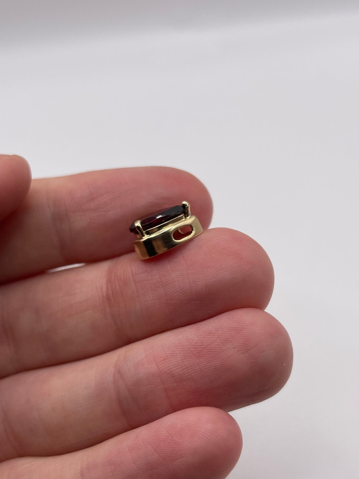 9ct gold garnet pendant