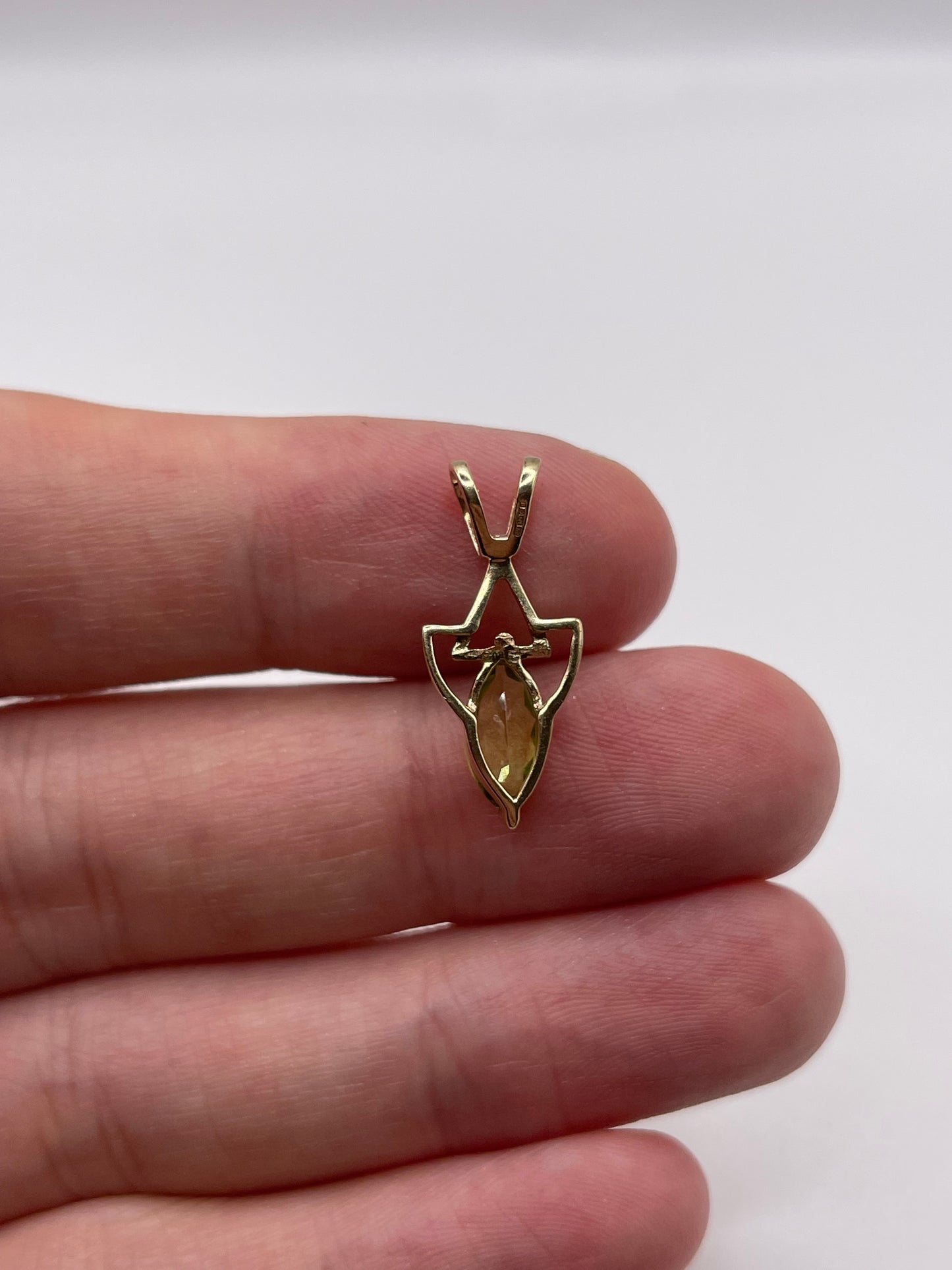 9ct gold peridot pendant