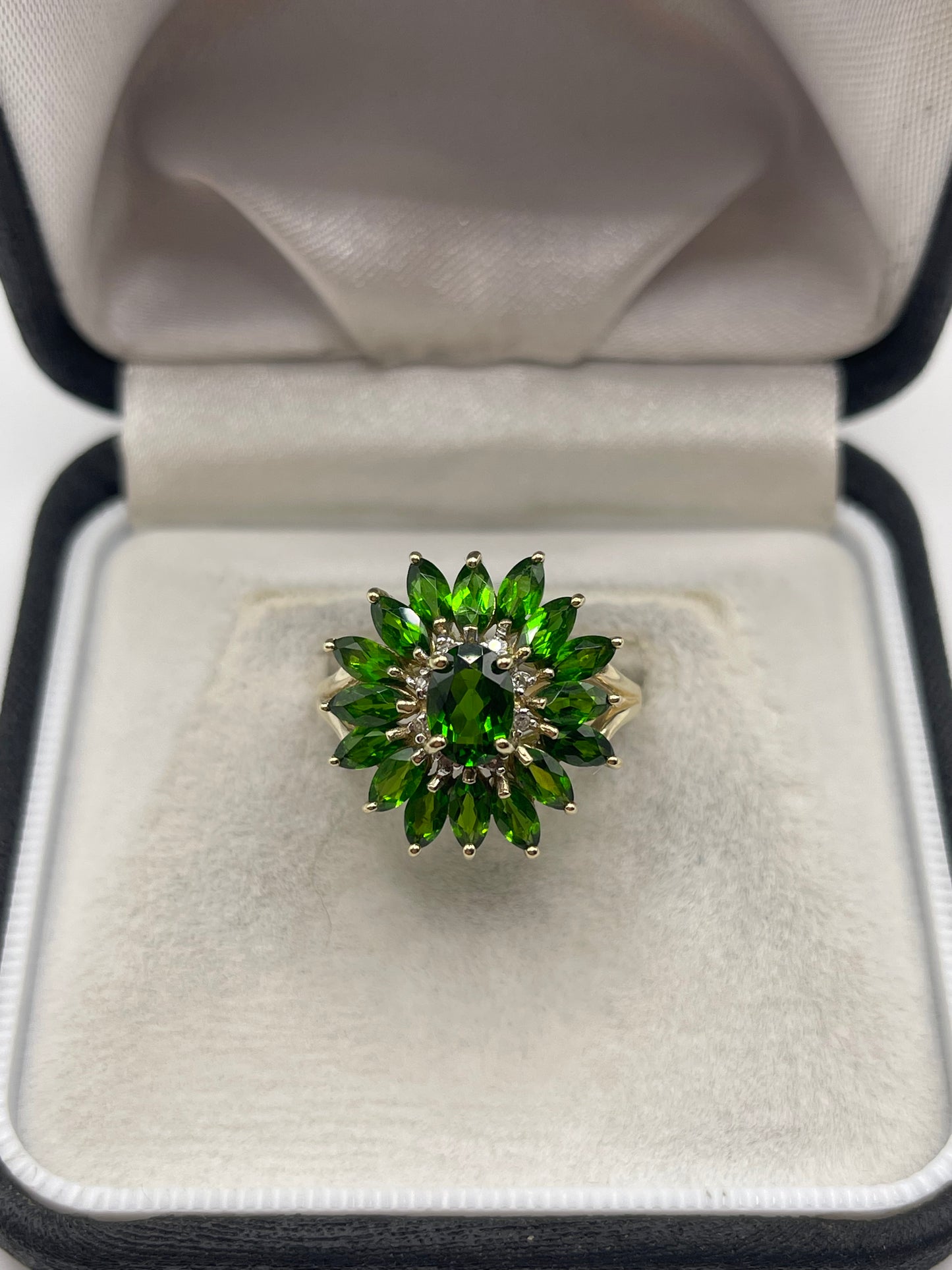 9ct gold diopside and diamond ring