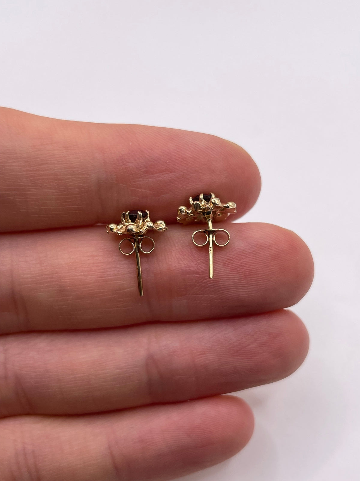 9ct gold garnet earrings