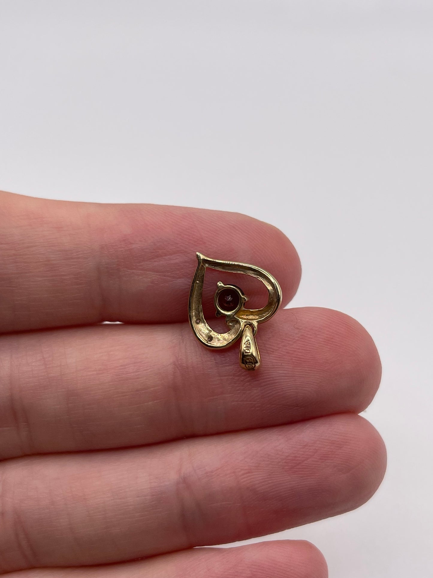 9ct gold garnet and diamond heart pendant