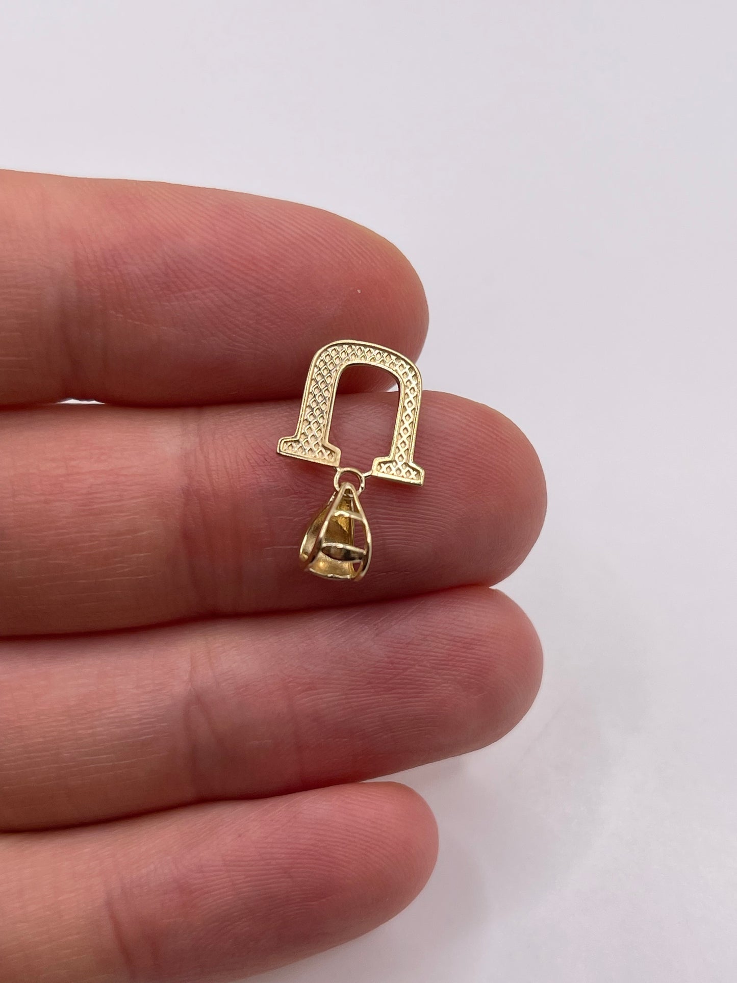9ct gold initial U pendant