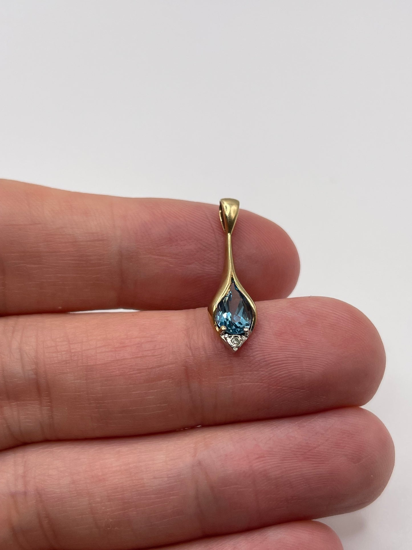 9ct gold topaz and diamond pendant