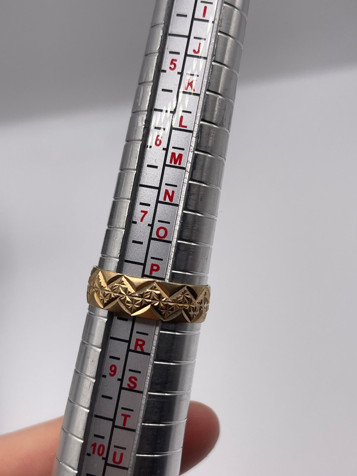 9ct gold patterned band