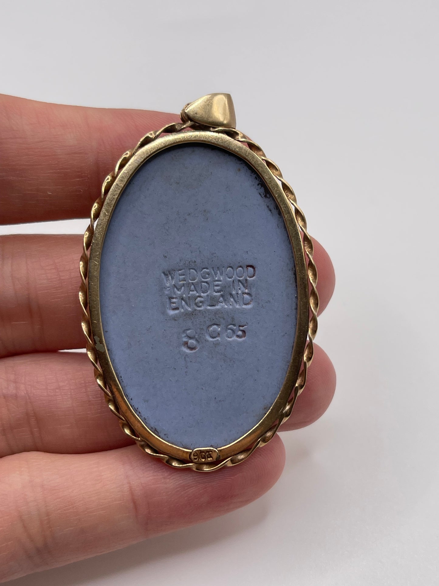 9ct gold Wedgwood pendant