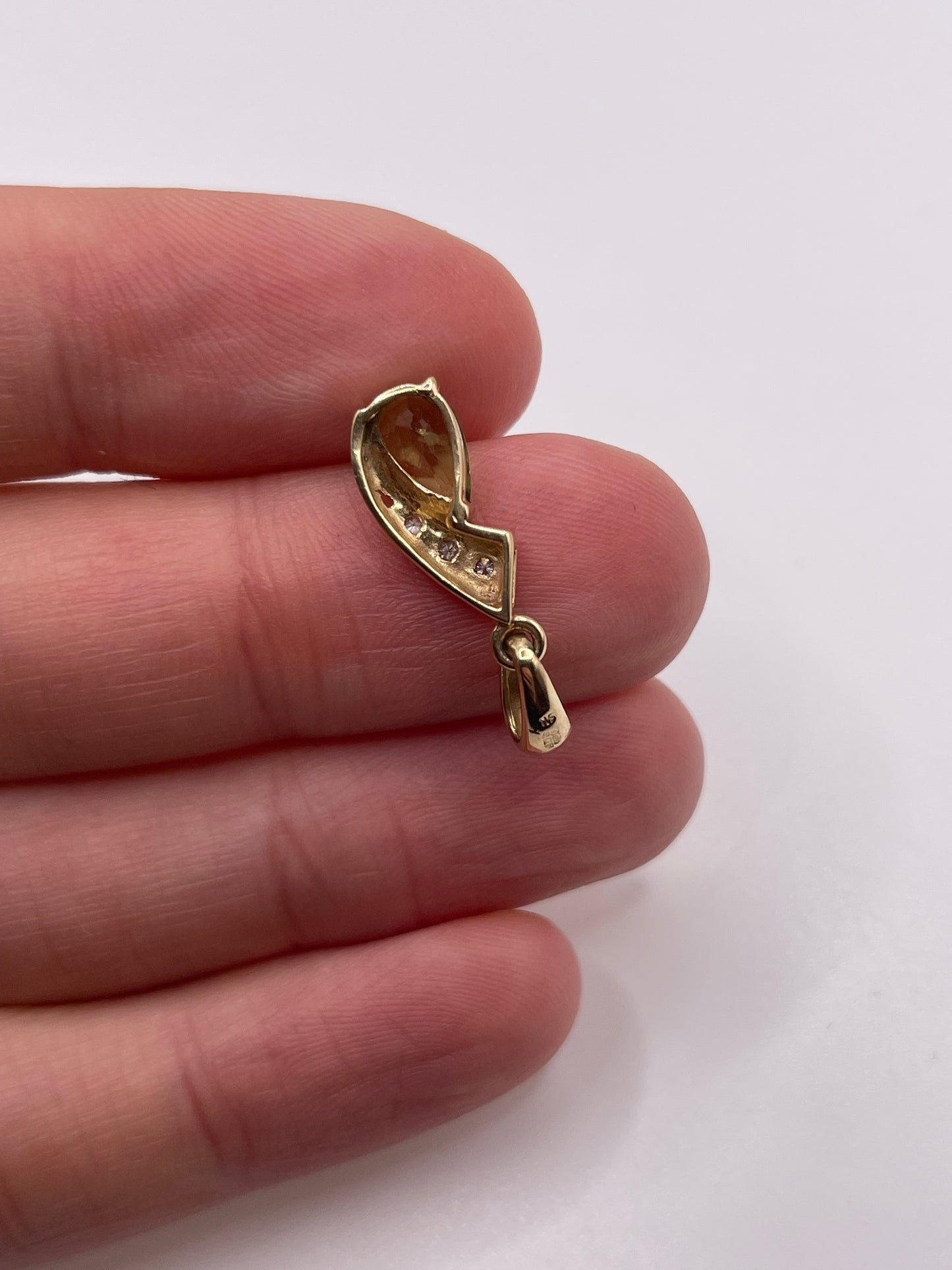 9ct gold peridot and diamond pendant