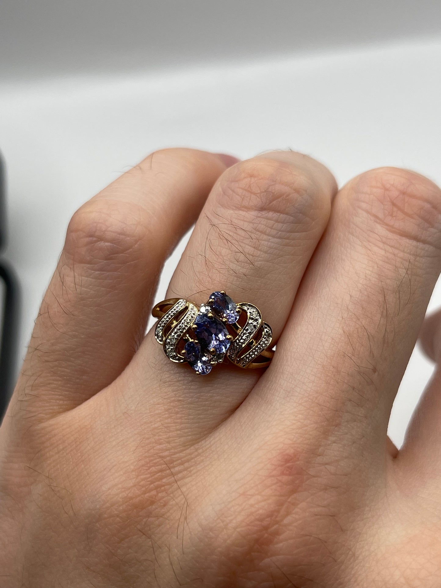 9ct gold tanzanite and diamond ring