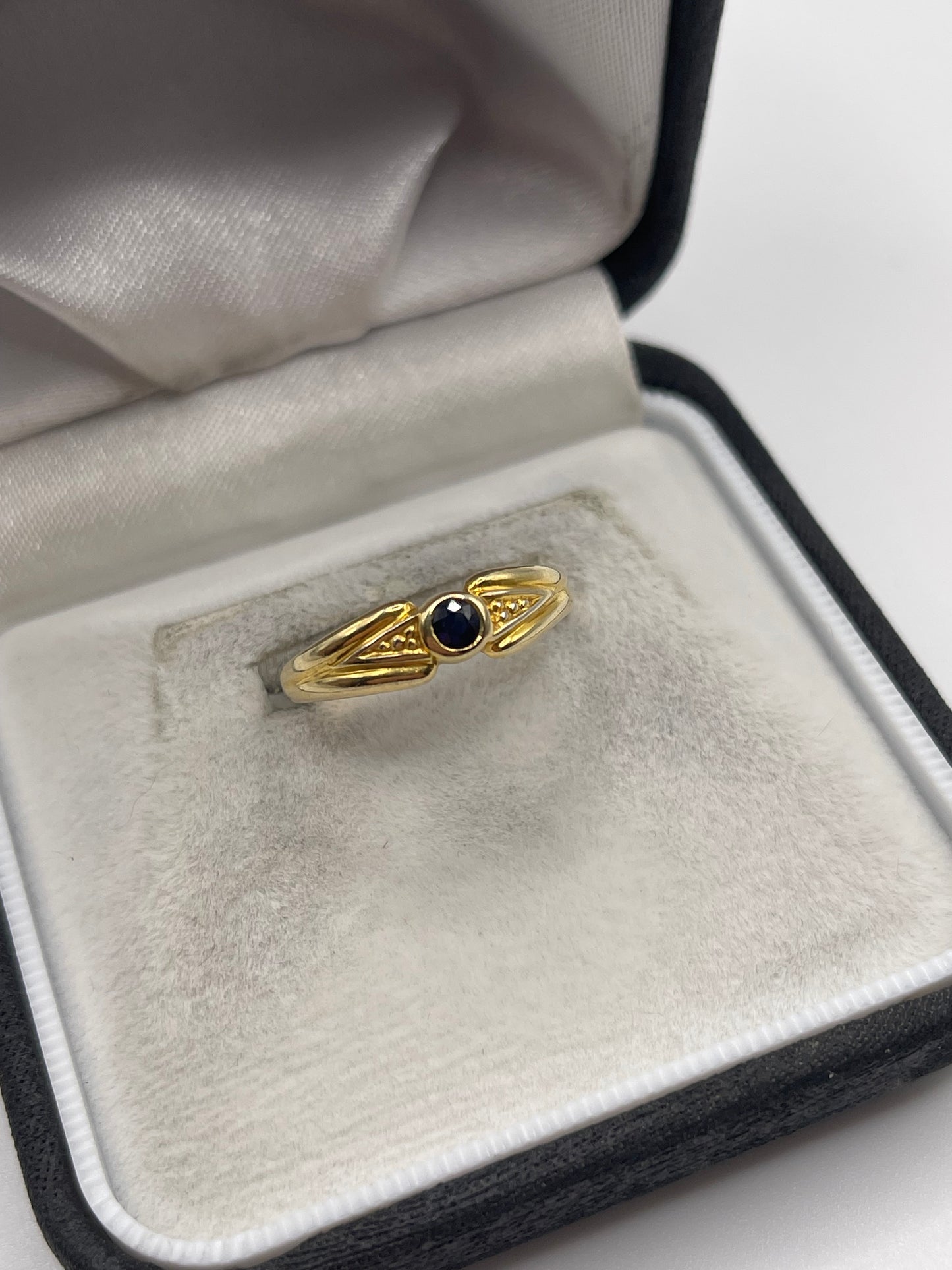 9ct gold sapphire ring