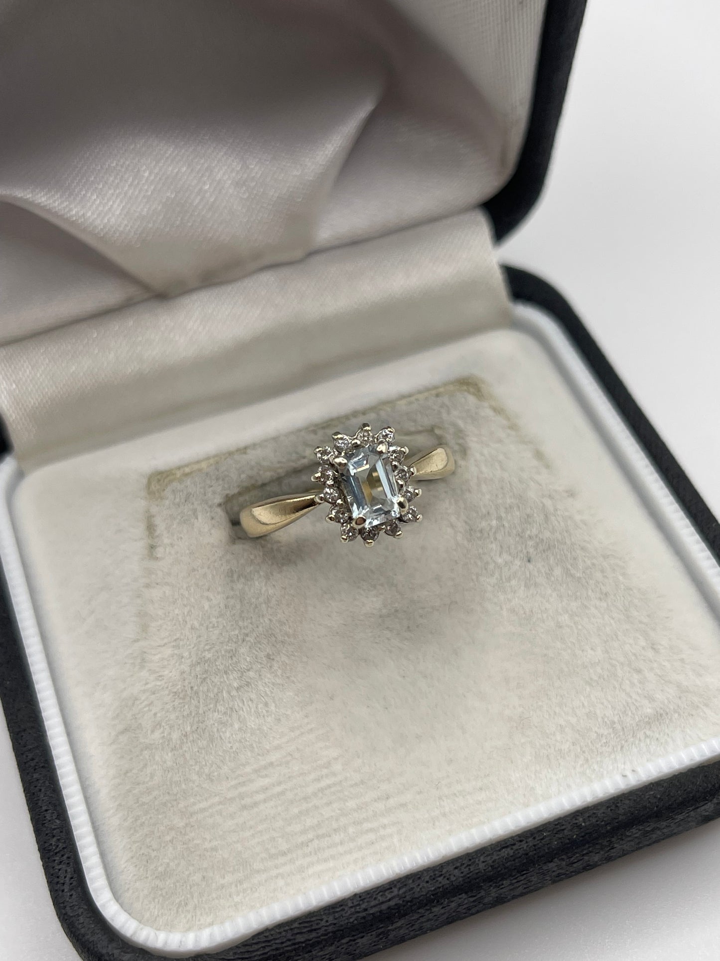 9ct gold aquamarine and diamond ring