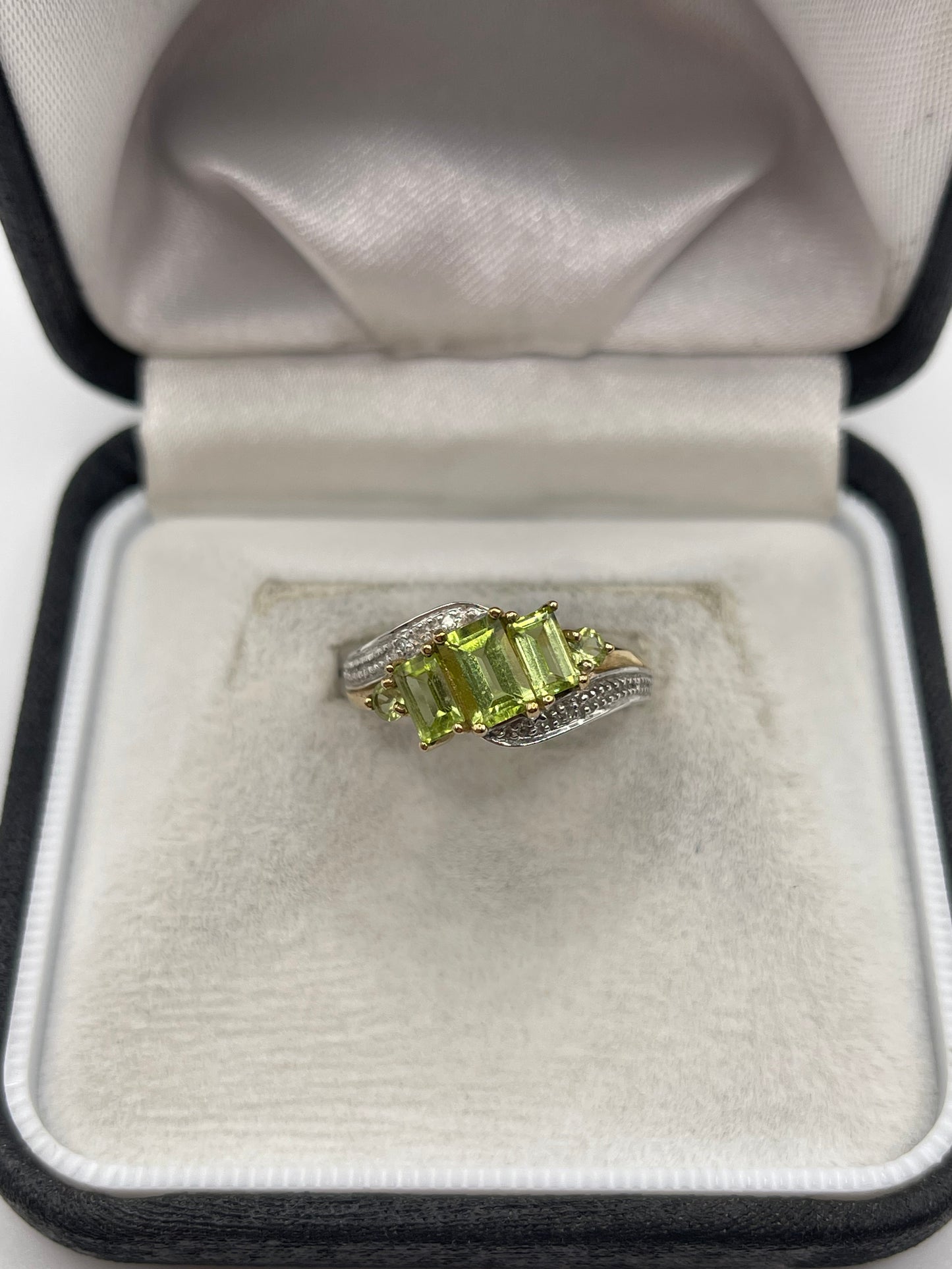 9ct gold peridot and diamond ring