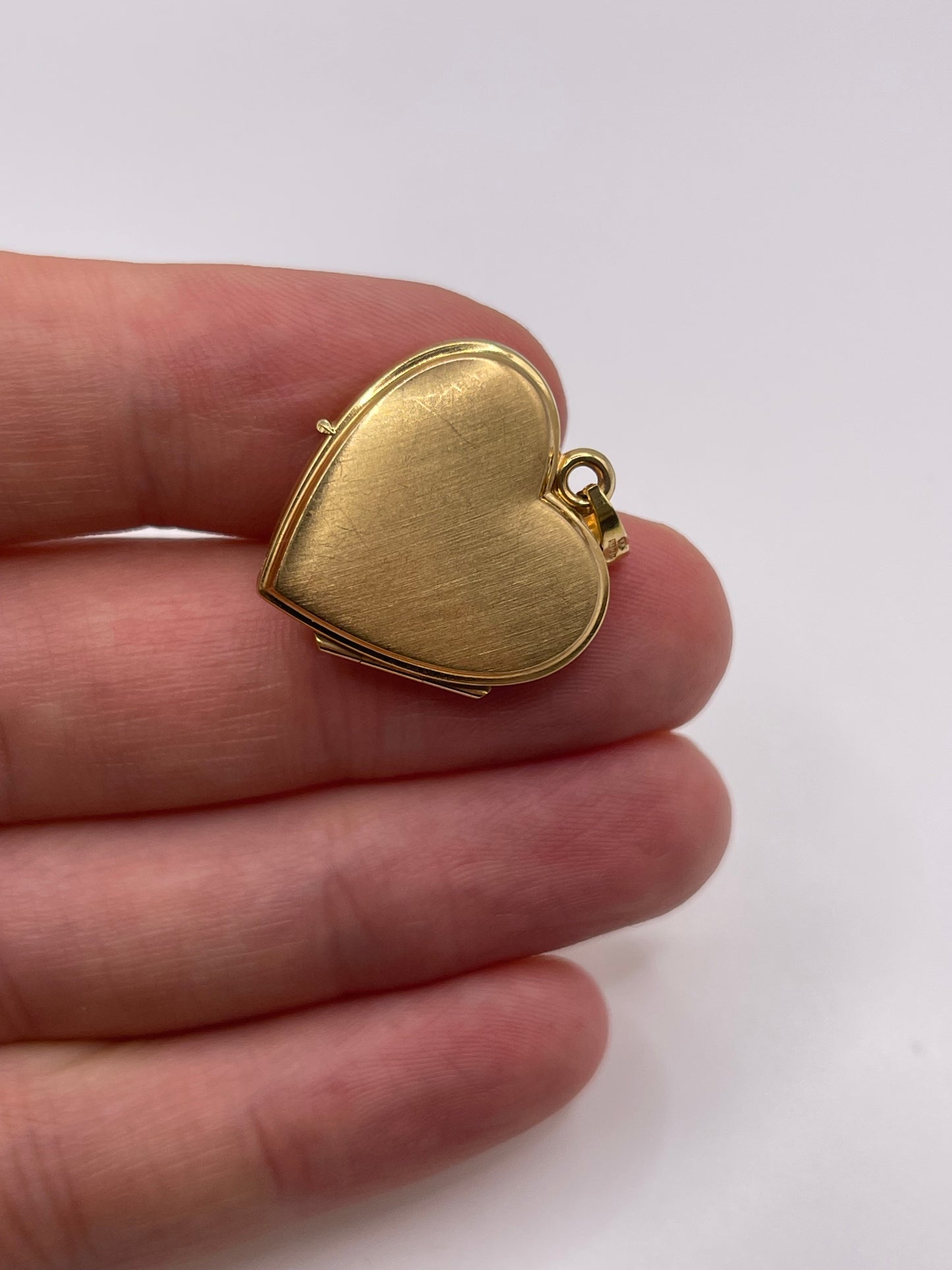 9ct gold heart locket pendant